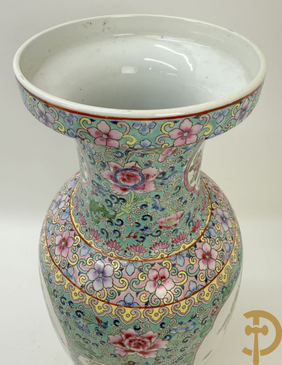 Paar Chinese vazen met geishadecor, rondom bezet met bloemen