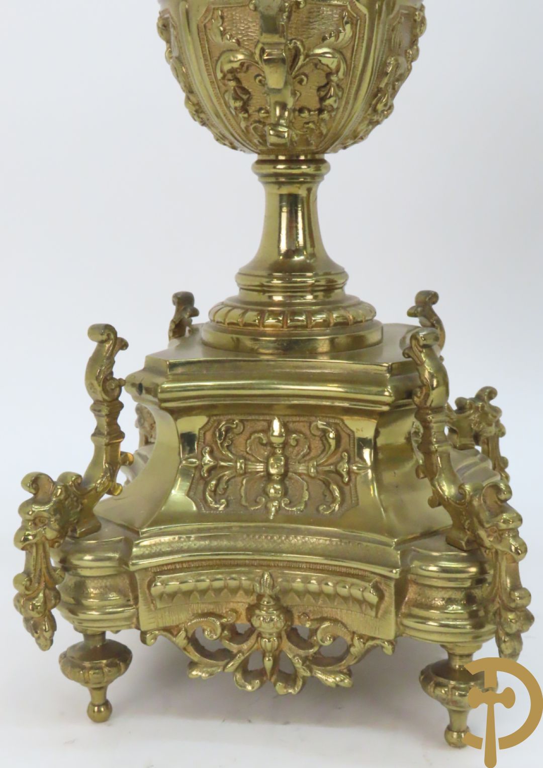 Driedelige koperen Neo Renaissance garnituur bestaande uit klok met amfoor bovenaan en Neo Renaissance motieven, Richond 11 Bd Mont Martre getekend - geflankeerd door paar vijfarmige kandelaars