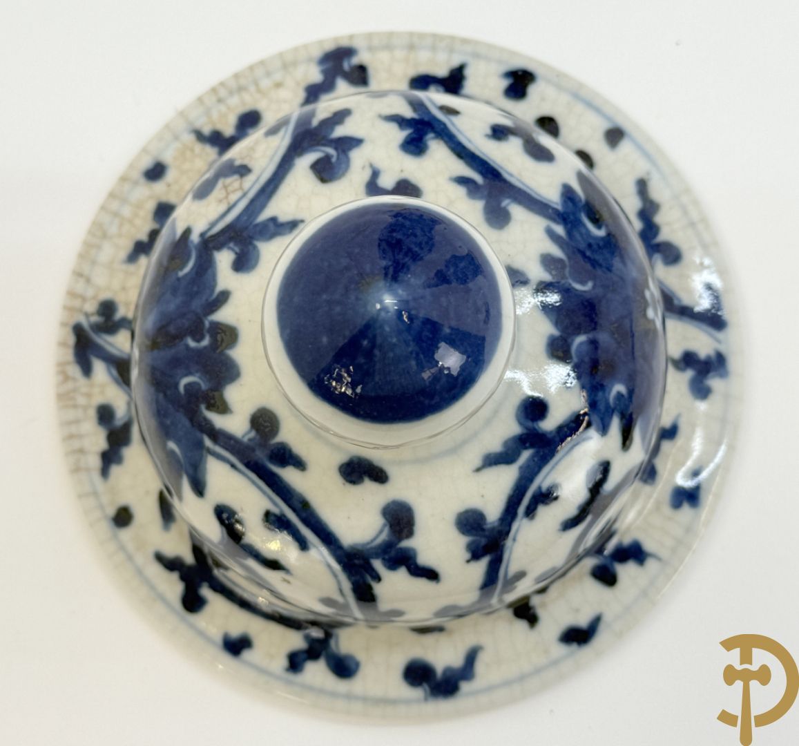 Paar Chinese dekselpotiches in blauw wit porselein met bloemendecor en accanthusranken