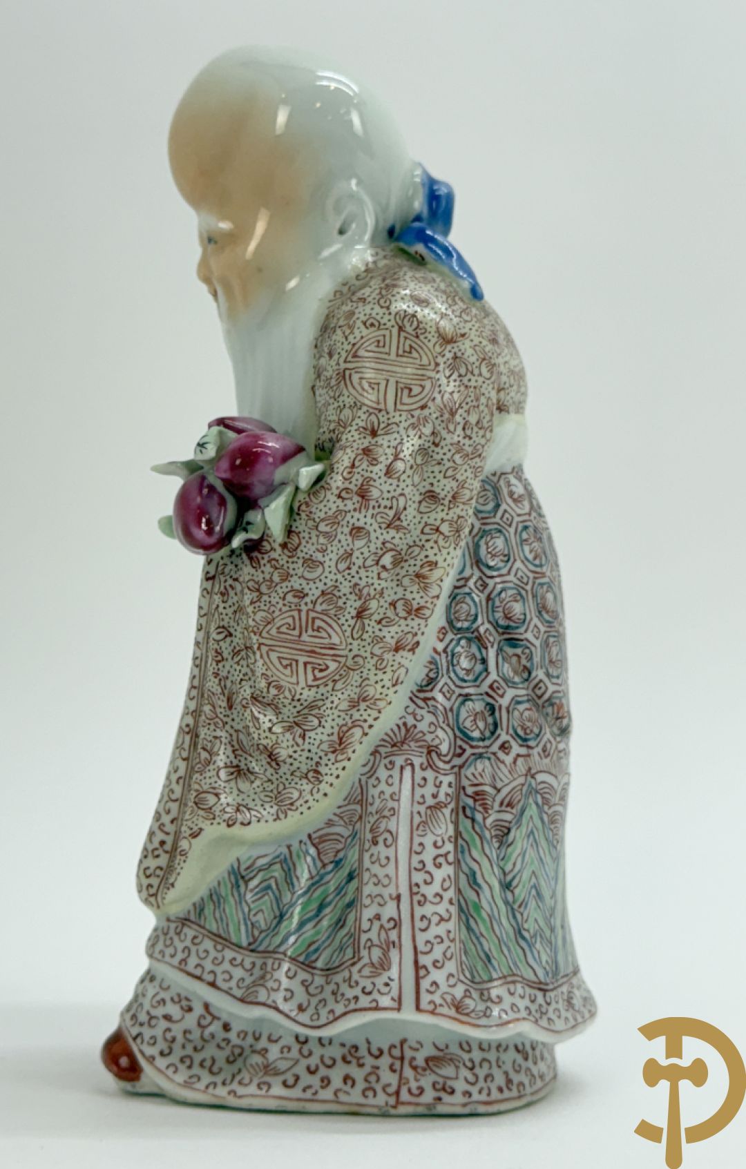 Vier Chinese porseleinen wijsgeren waarvan 1 gestempeld