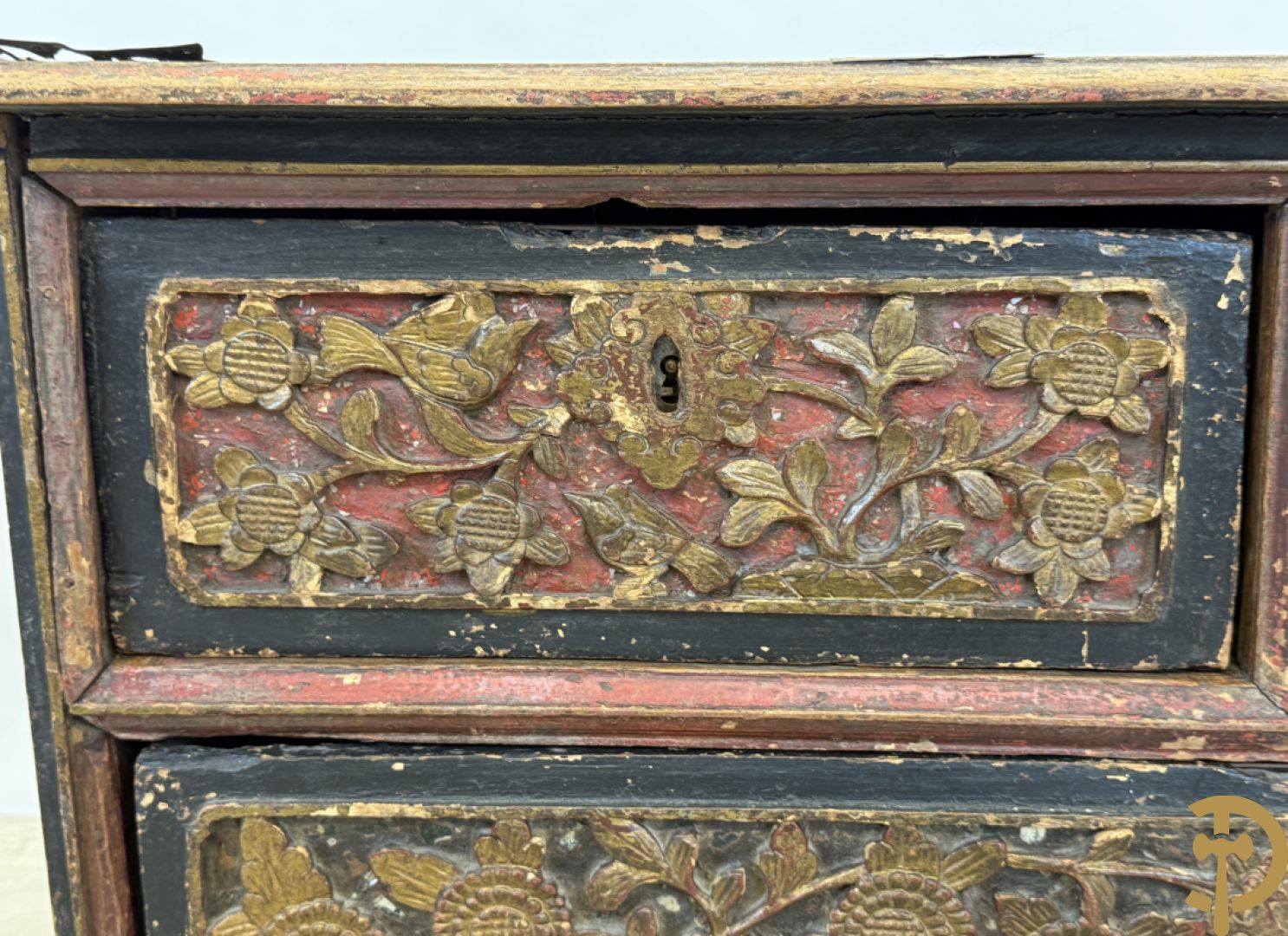 Indonesisch laag ladenkastje met sculptuur van accanthusranken en koperbeslag