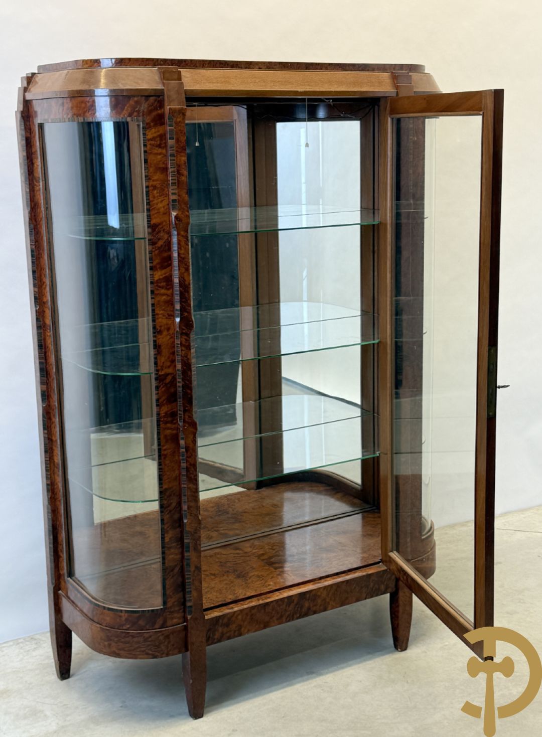 Wortelnotehouten vitrine met afgeronde zijkanten en inleg van palissander