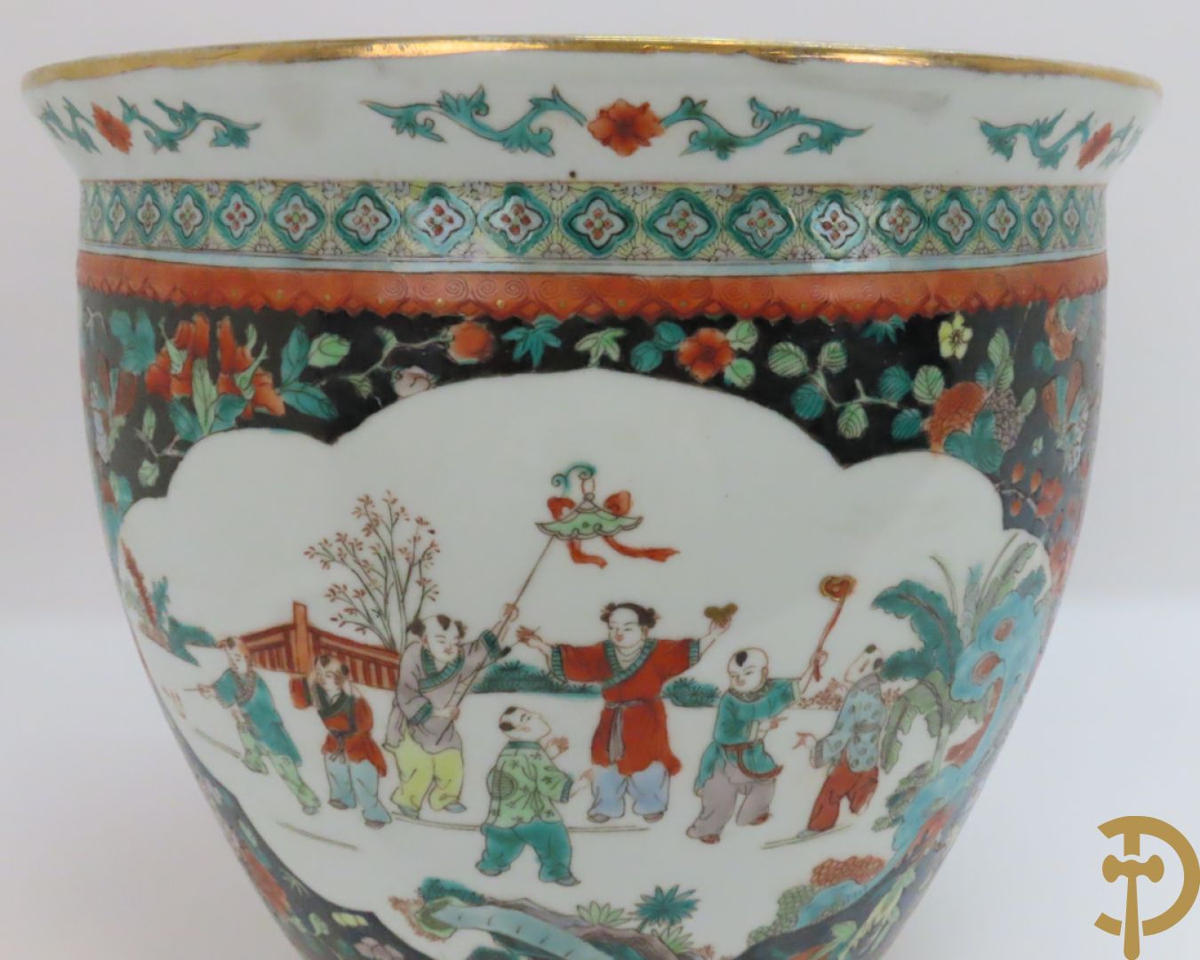 Chinese porseleinen cachepot met geanimeerd decor op zwarte fond met bloemen