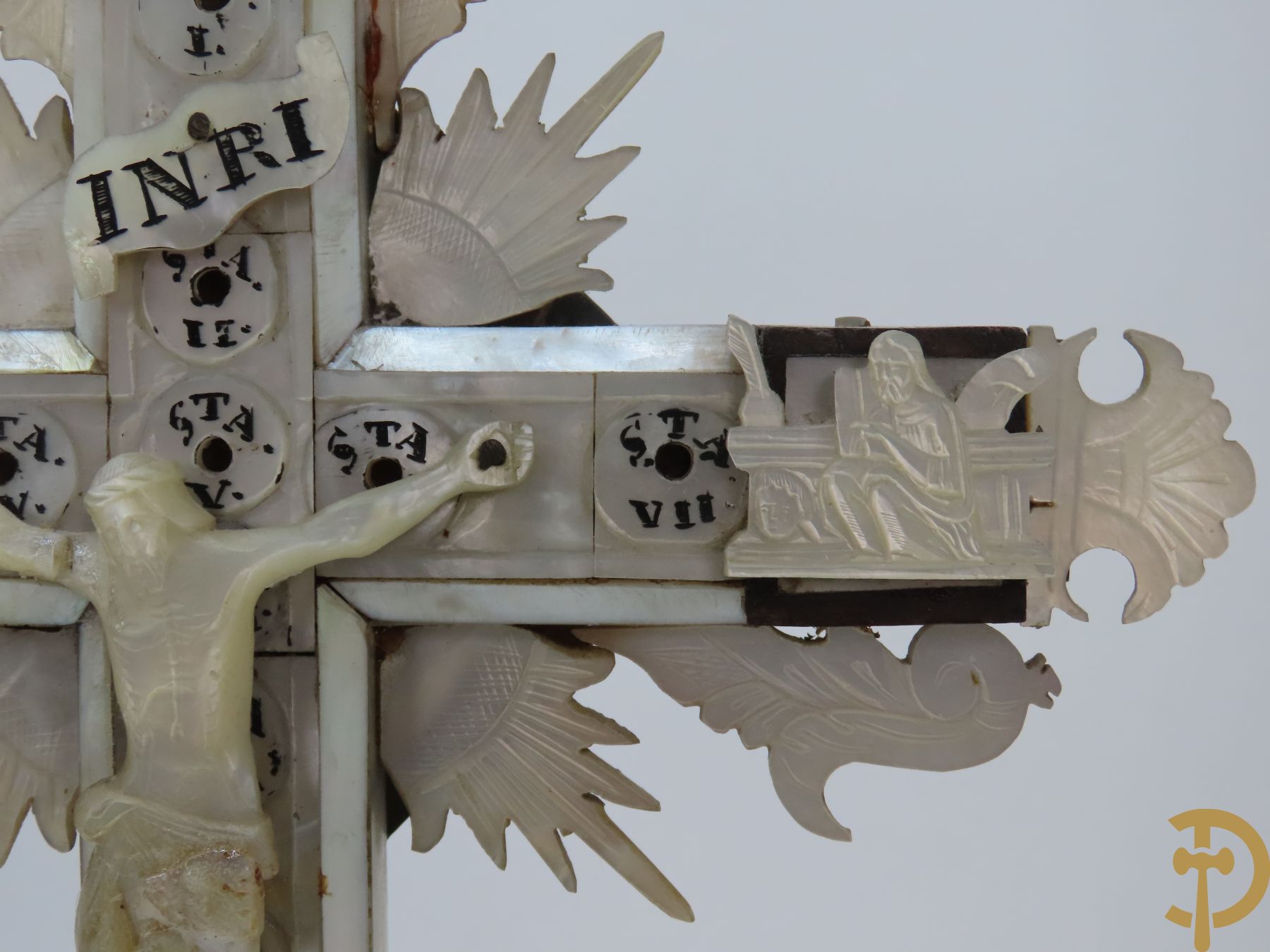 Kruisbeeld met corpus in parelmoer op hout en koper, met 2 lakzegels