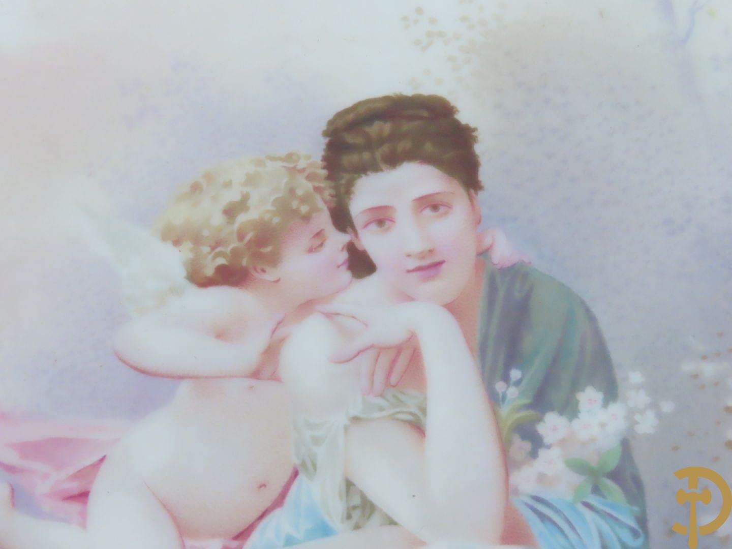 Porseleinen coupe met beschilderd decor van zittende dame met cupido in tuin, Richard getekend, gevat in bronzen houder