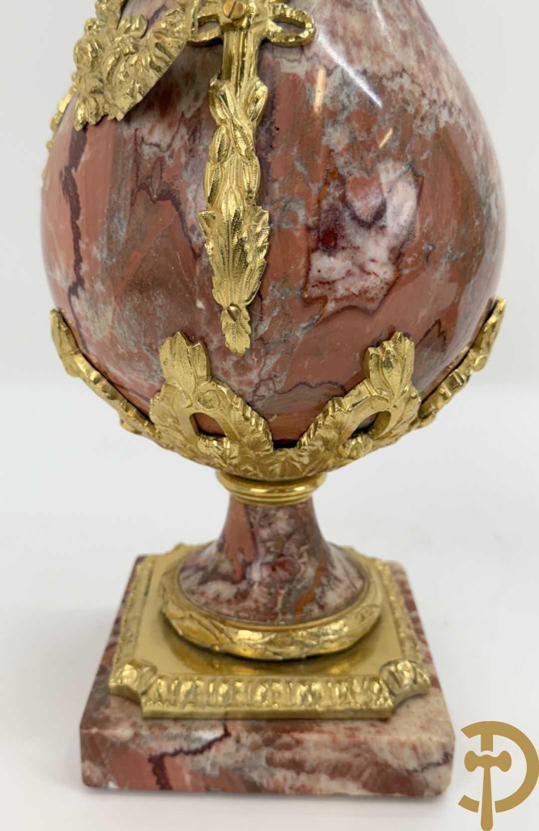 Paar marmeren cassolettes met zwanehalzen en guirlandes