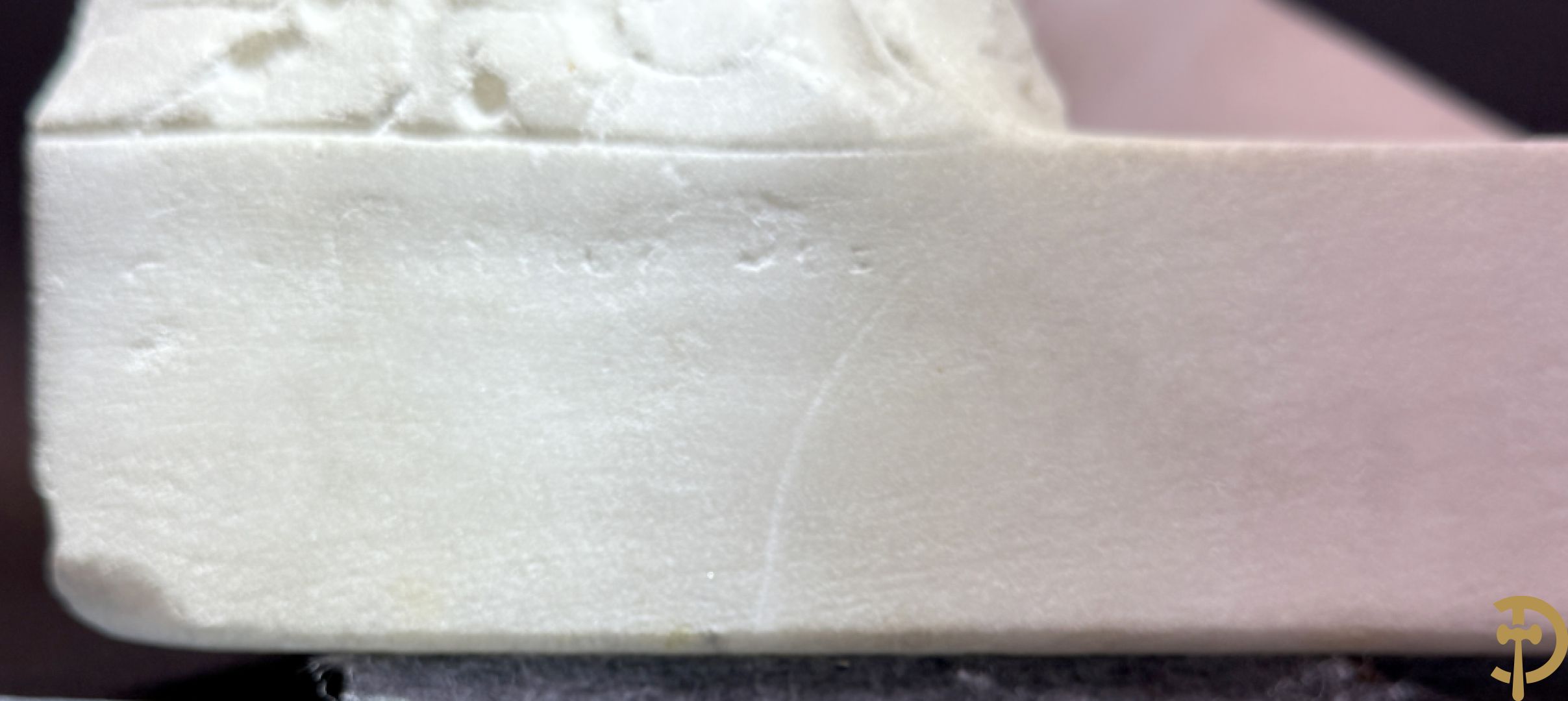 Onleesbaar getekend links achter 