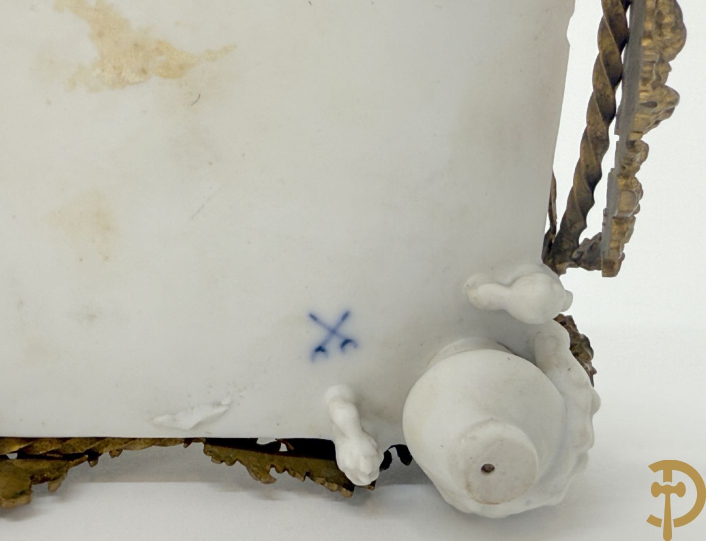 Biscuittafereel met dame met strik en 3 cupido