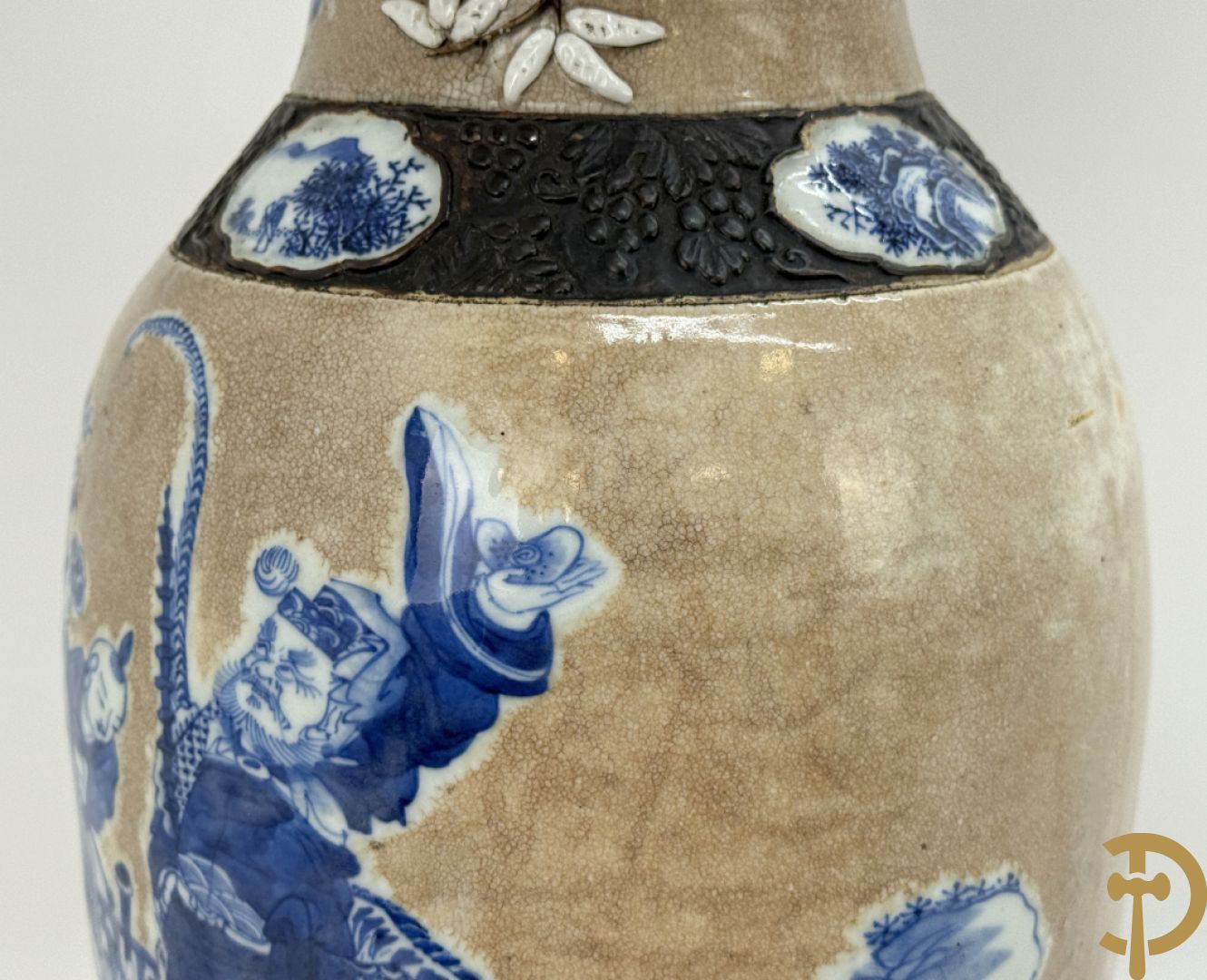 Antieke Chinese Nankin vaas met decor van wijsgeren, onderaan bezet met hert en bovenaan met pioenrozen