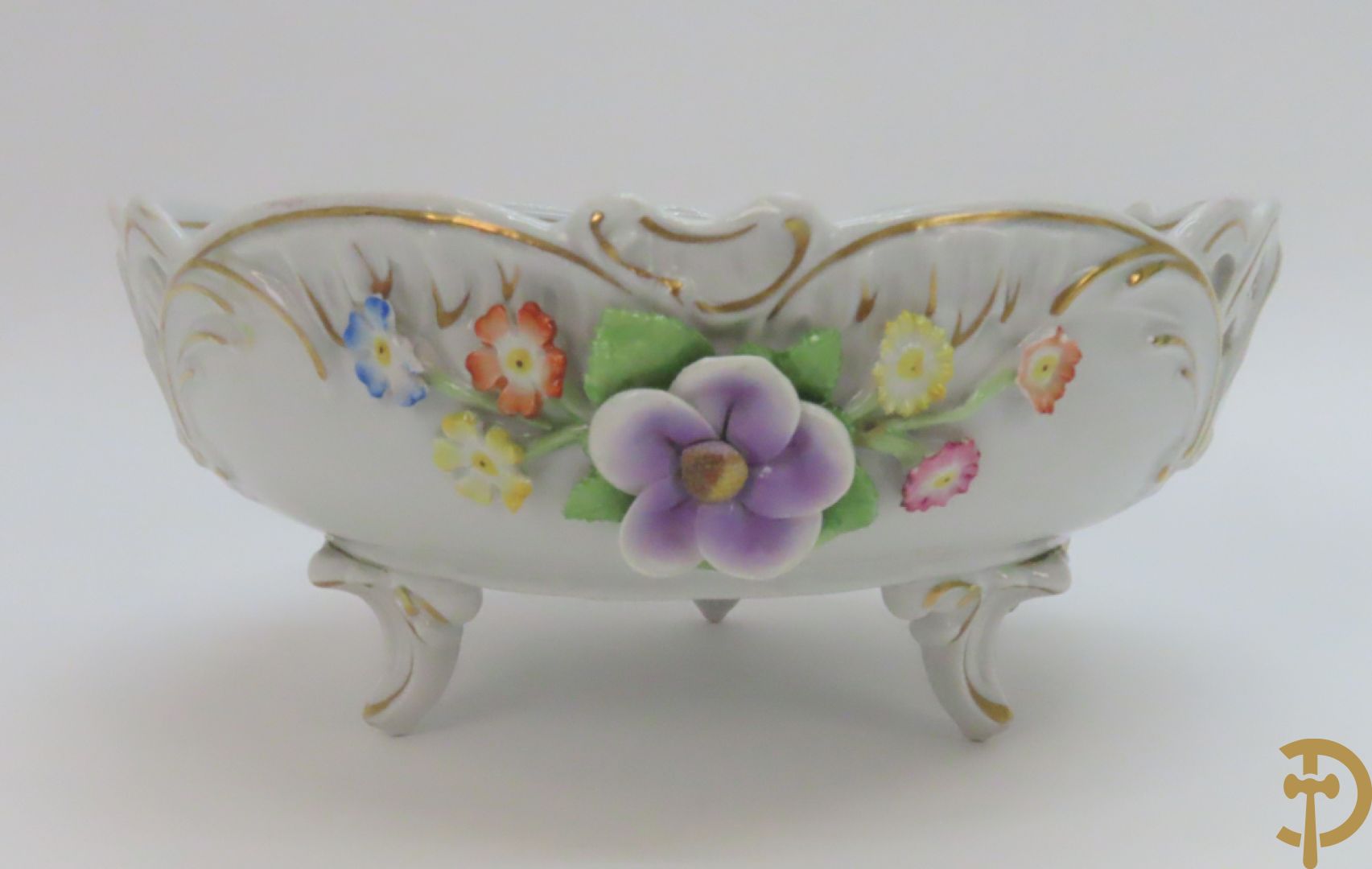 Driearmige porseleinen kandelaar met bloemenmotieven, onderaan gemerkt Plaue + porseleinen coupe Plaue + Limoges schenkkan met bloemendecor