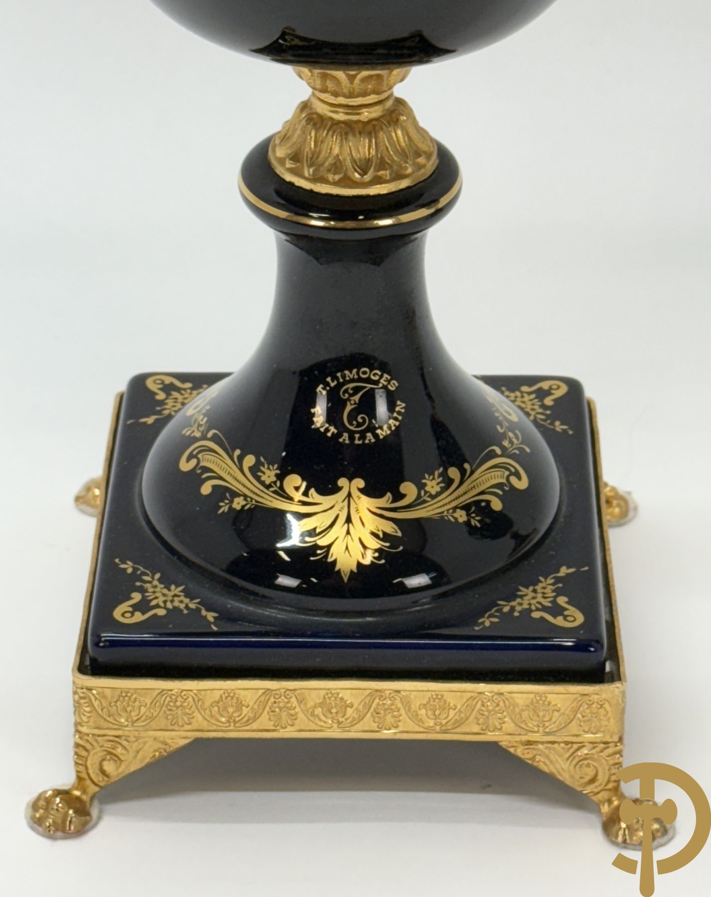 Paar kobaltblauwe siervazen met romantisch decalcomanie decor bezet met bronzen armen