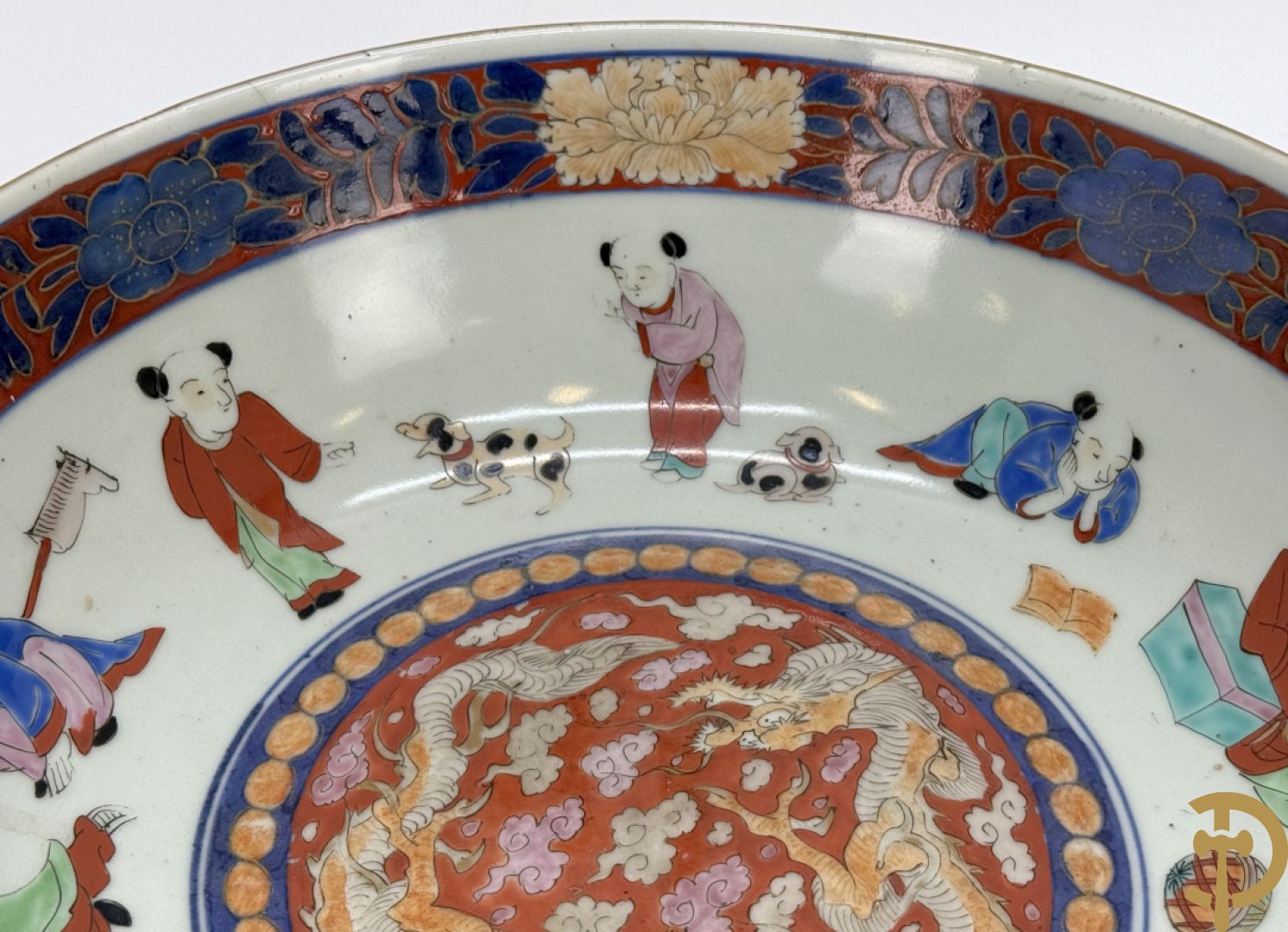 Japanse porseleinen Imari coupe met drakendecor omgeven door personages