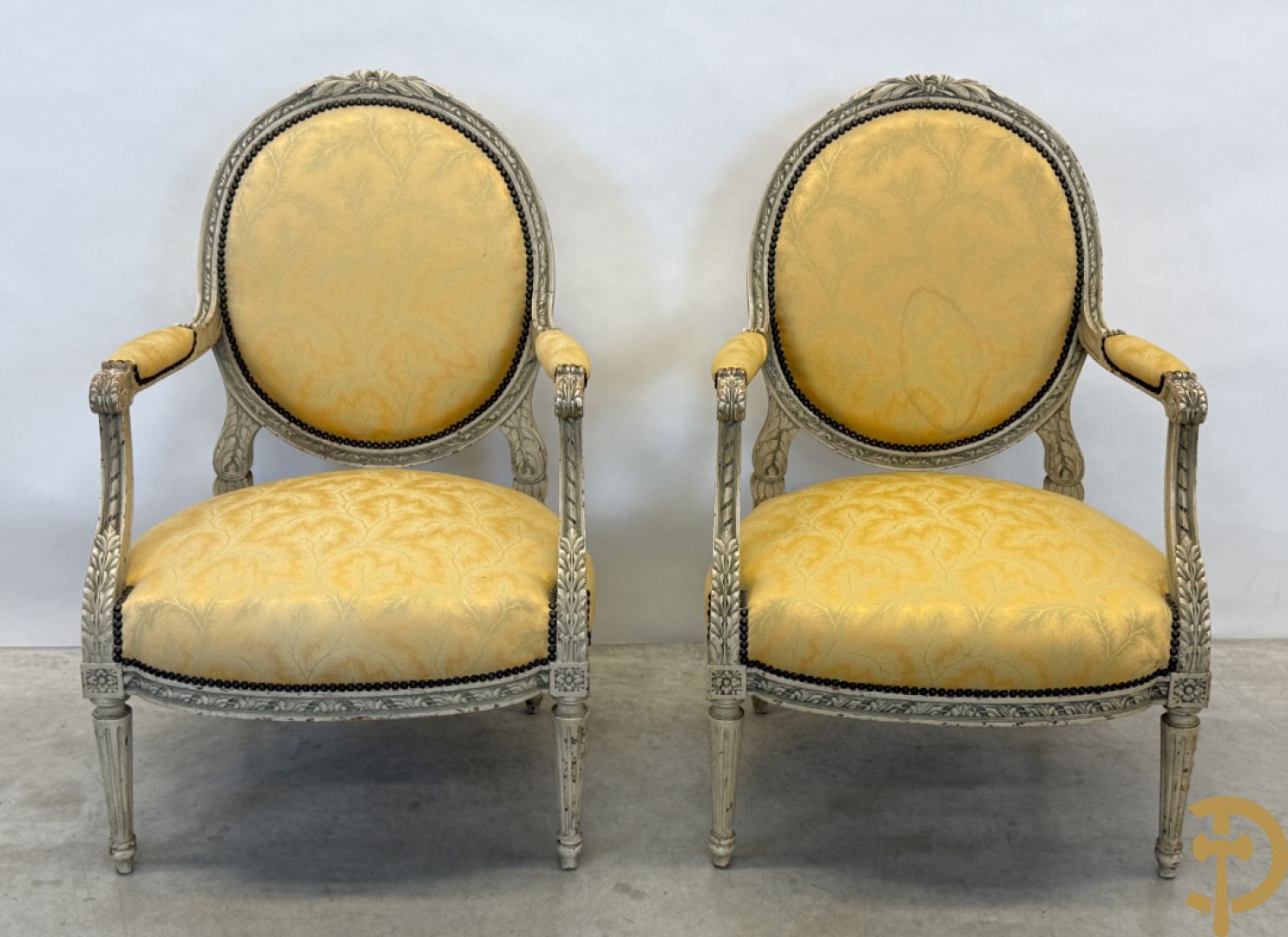 Salonensemble met rocailles, bloemenmotieven en gecanneleerde poten bestaande uit canapé, 2 armzetels en 2 stoelen