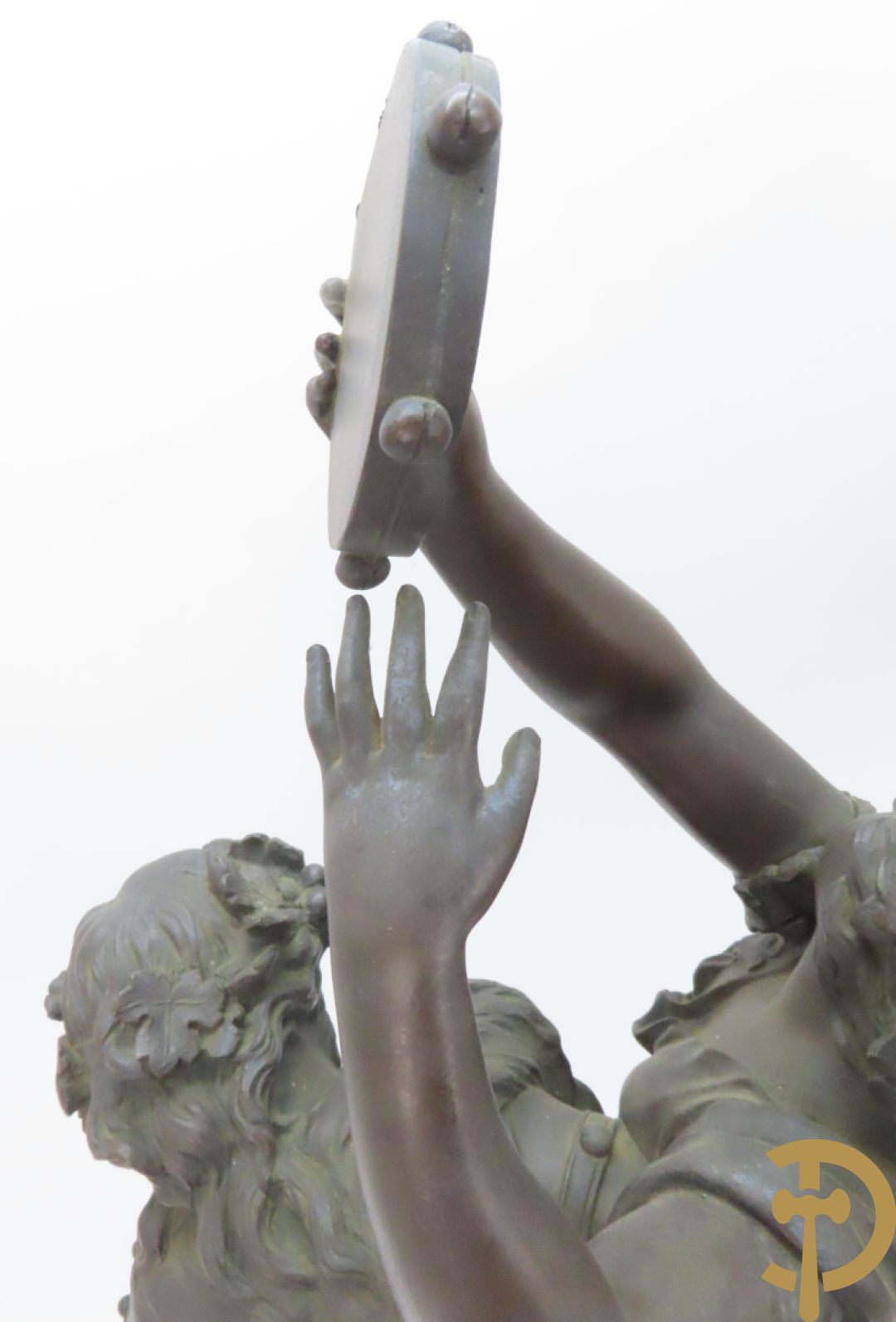 CLODION getekend - Paar elegante bronzen dames met tambour en fruit, geflankeerde door jonge faune, op marmeren klokstel - opgebouwd als garnituur met 2 kandelaars met bronzen kindjes dragende een toorts met bloemen en kaarsen