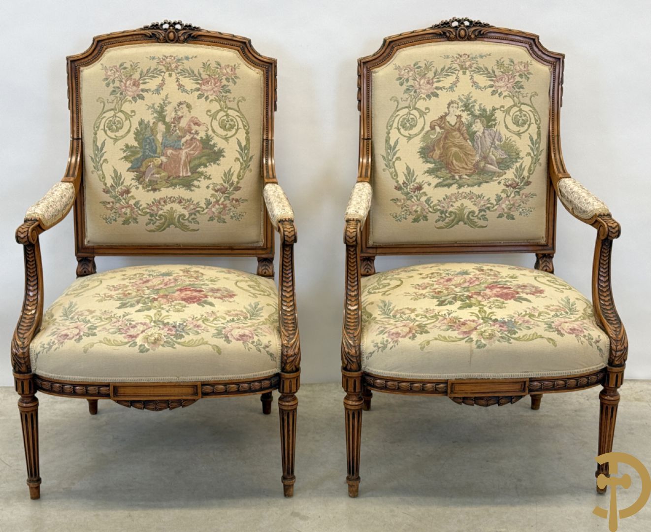 Vijfdelig notelaren Louis XVI salonensemble bestaande uit canapé, 2 armzetels en 2 stoelen