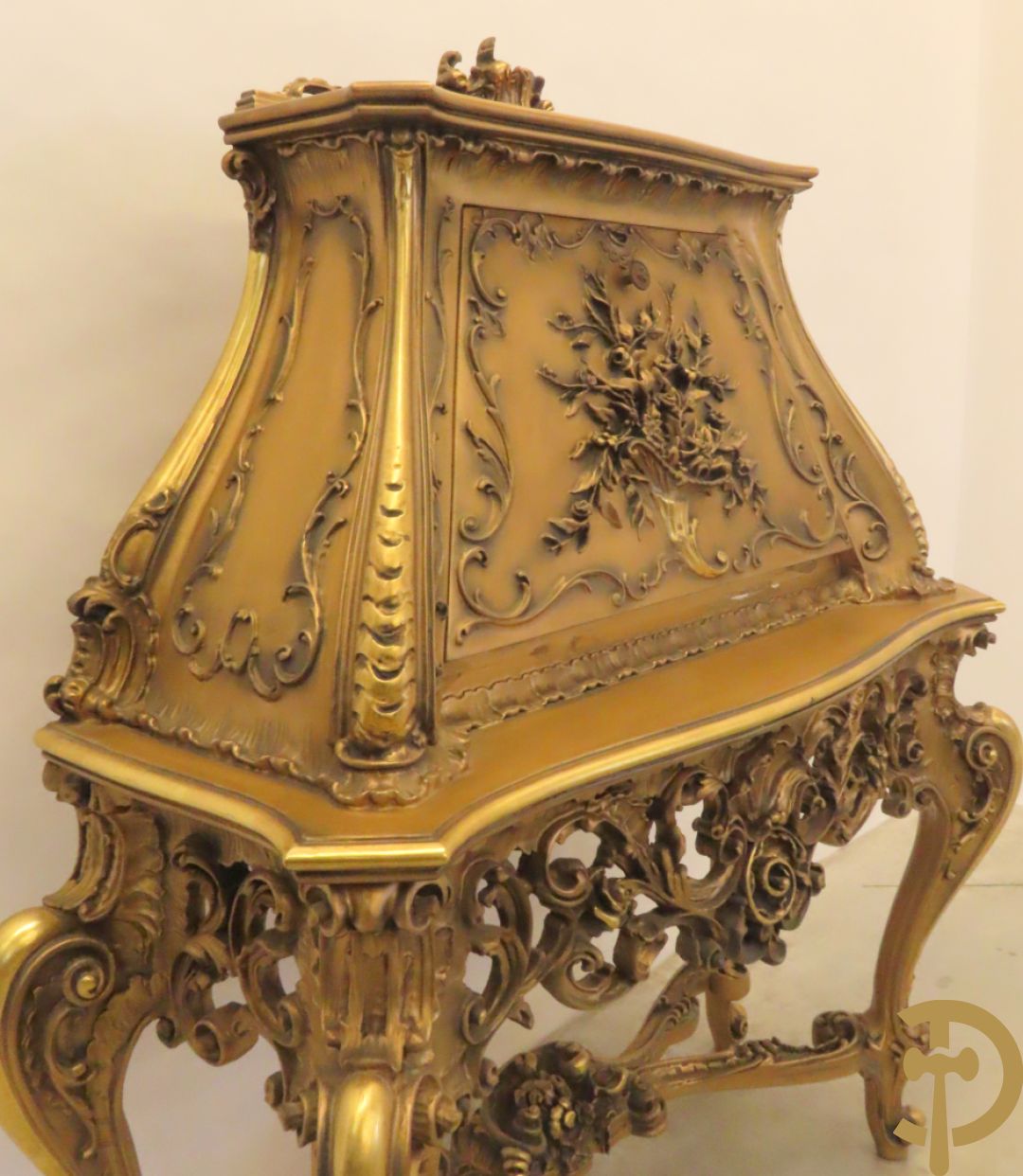 Uitzonderlijke vergulde bar met accanthusranken en bloemenmotieven op voluutvormige poten
