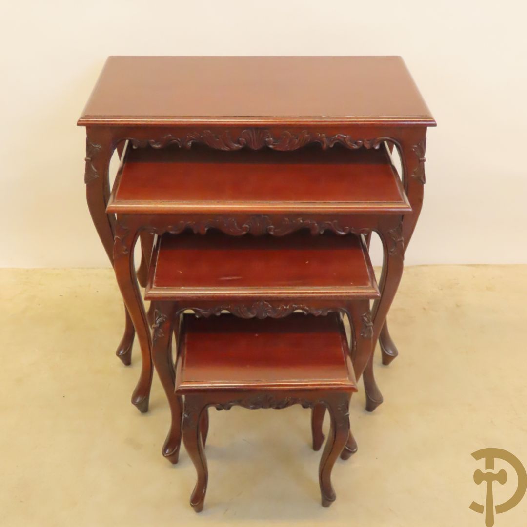 Vier inschuifbare mahoniehouten cigognetafels,  Louis XV stijl