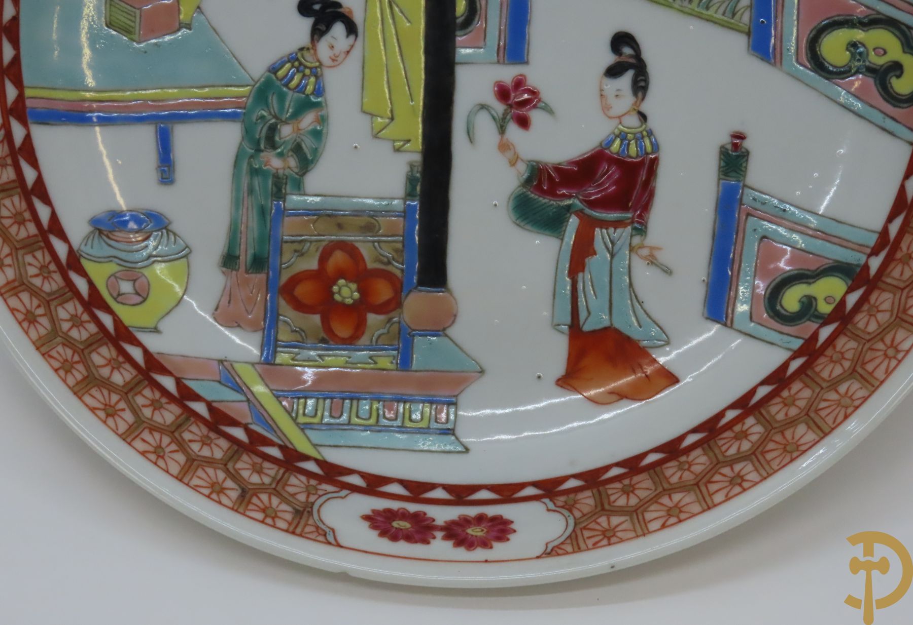 Chinees porseleinen bord met opstaande rand en decor van dames in tempel + Chinees porseleinen bord met vogeldecor