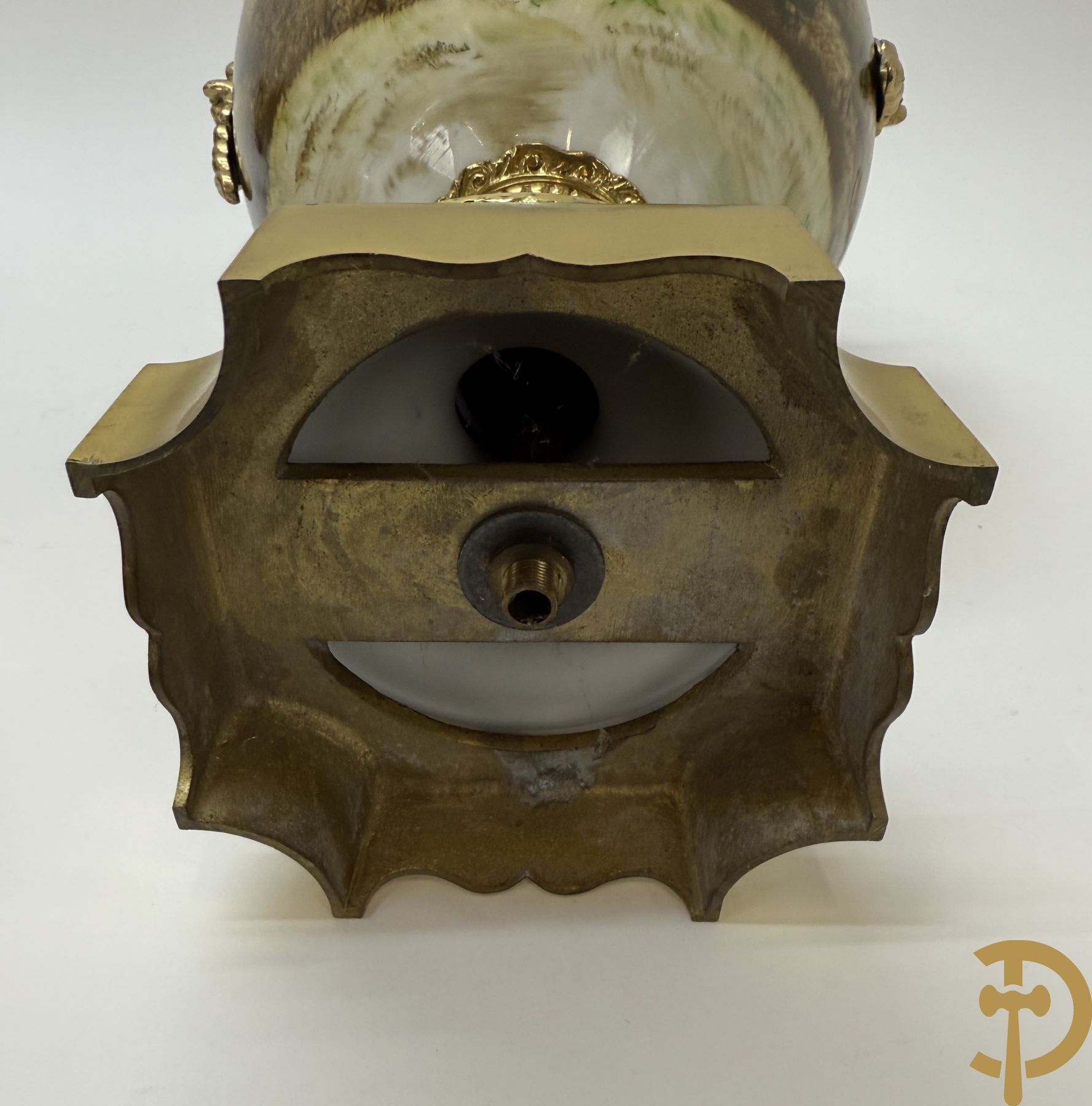 Paar kalebasvormige porseleienen vazen met antieke havenzichten + porseleinen vaasje met havenscènes, onderaan gemerkt