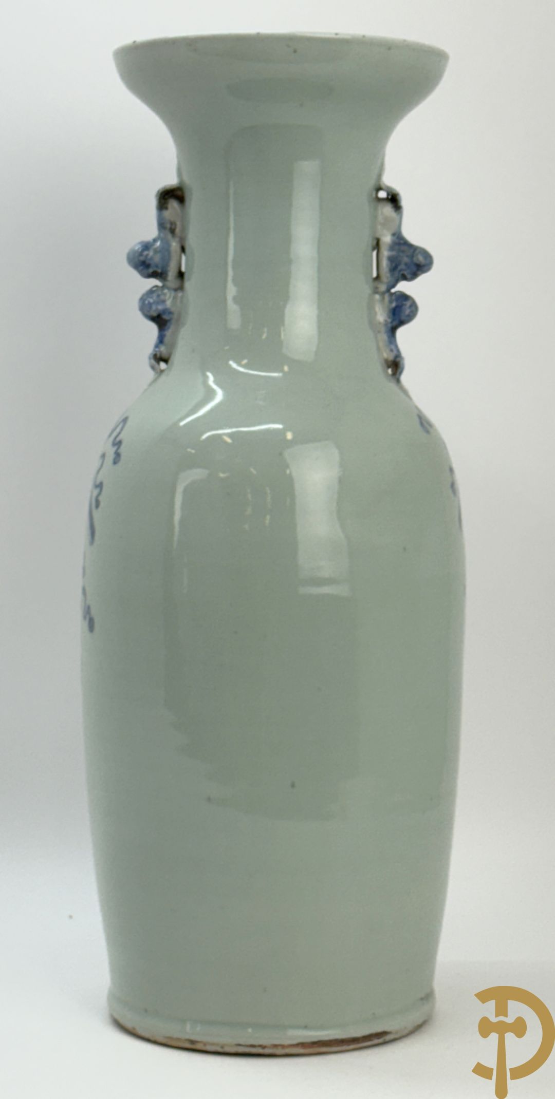 Chinese porseleinen celadon vaas met antiquiteitendecor