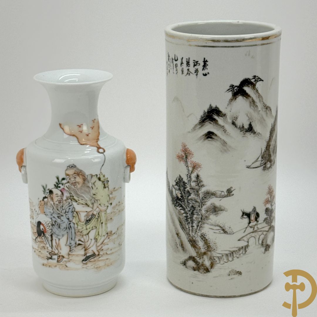 Chinees porseleinen vaasje met wijsgerendecor + Chinese porseleinen rolvaas met decor van ezel in berglandschap