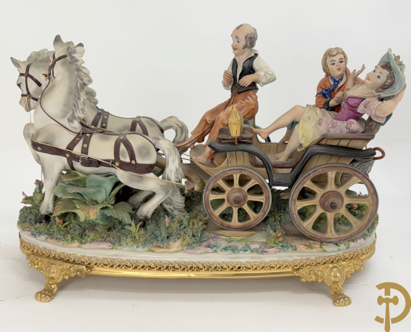 Zes porseleinen groepen Capo di Monte : Paarden met koets, oude man op bank, dame met kinderen, cupido