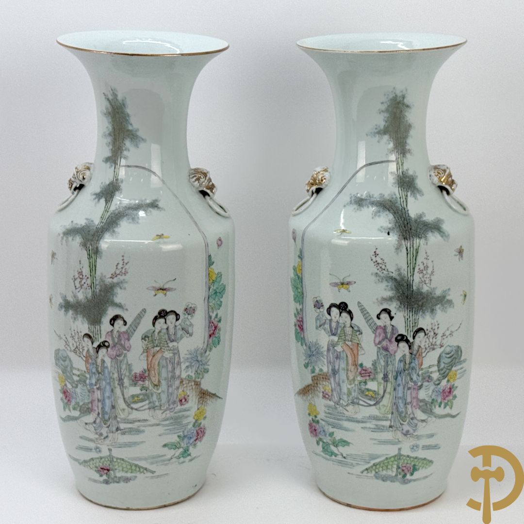 Paar Chinese porseleinen vazen met decor van dames in landschap