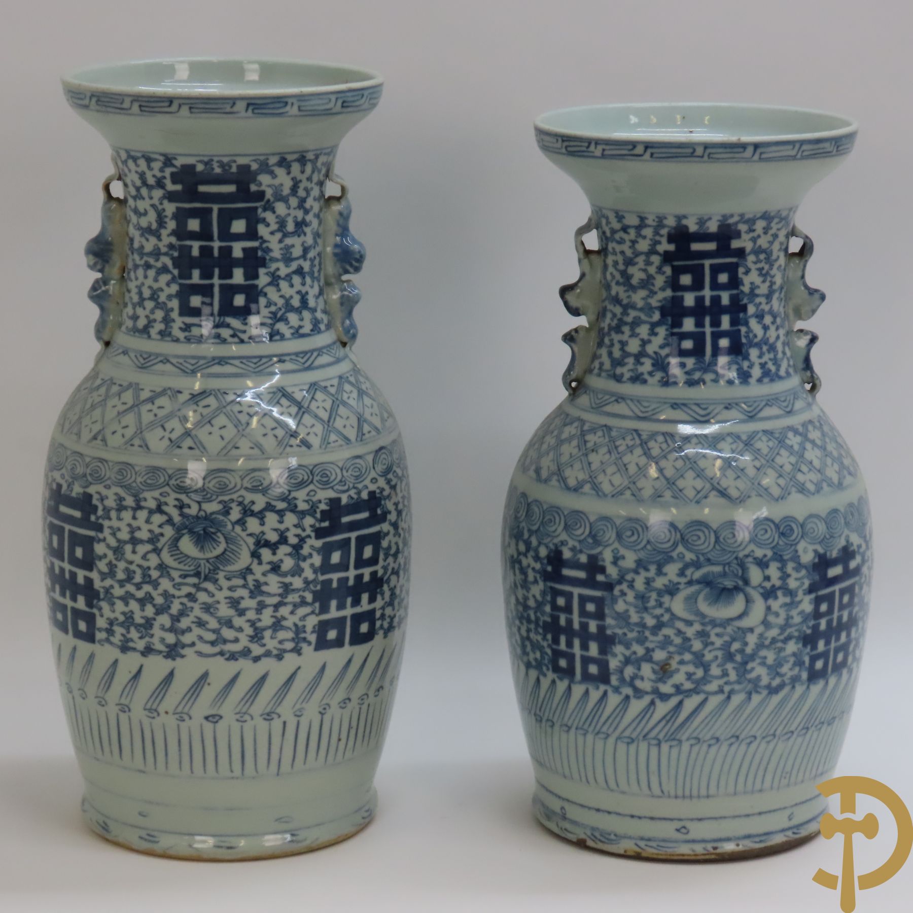 Twee Chinese porseleinen vazen met blauw/wit decor en Chinese tekens