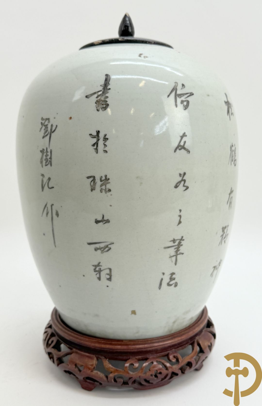 Twee Chinese porseleinen dekselpotiches met dieren- en bloemendecor