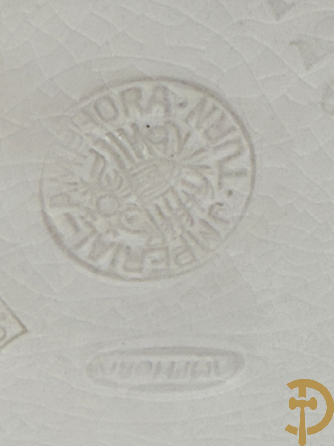 Paar meerkleurige faience vazen,  Austria gemerkt, met cupido