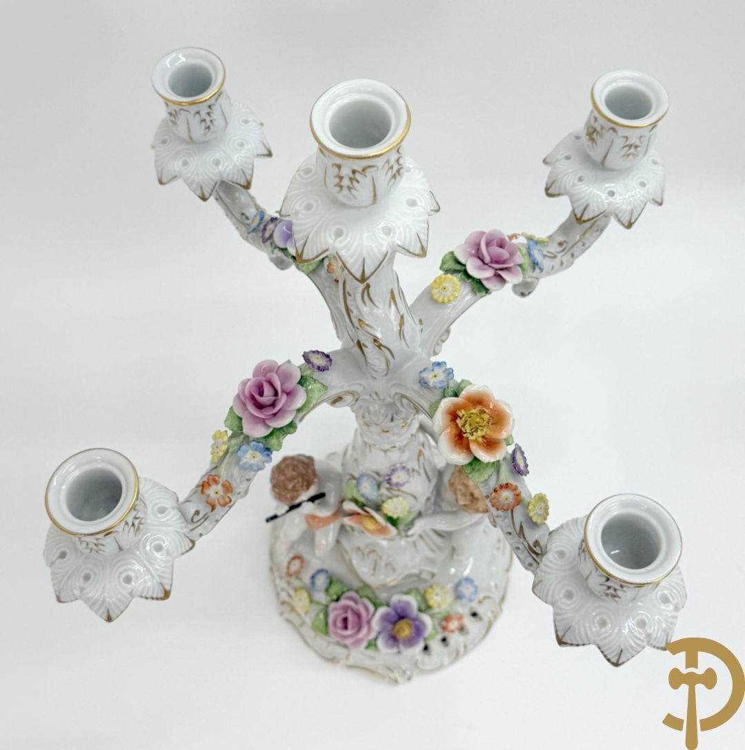 Porseleinen vijfarmige kandelaar met 2 cupido