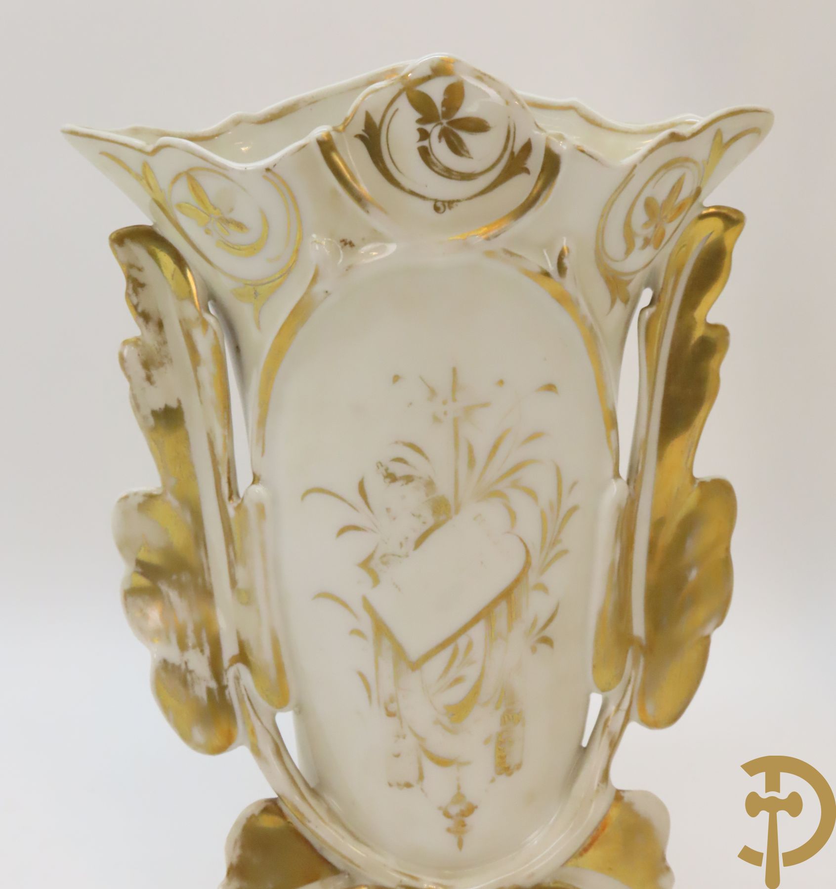 Porseleinen Vieux Paris vierarmige kandelaar met bloemen bezet + paar Vieux Bruxelles cornetvazen