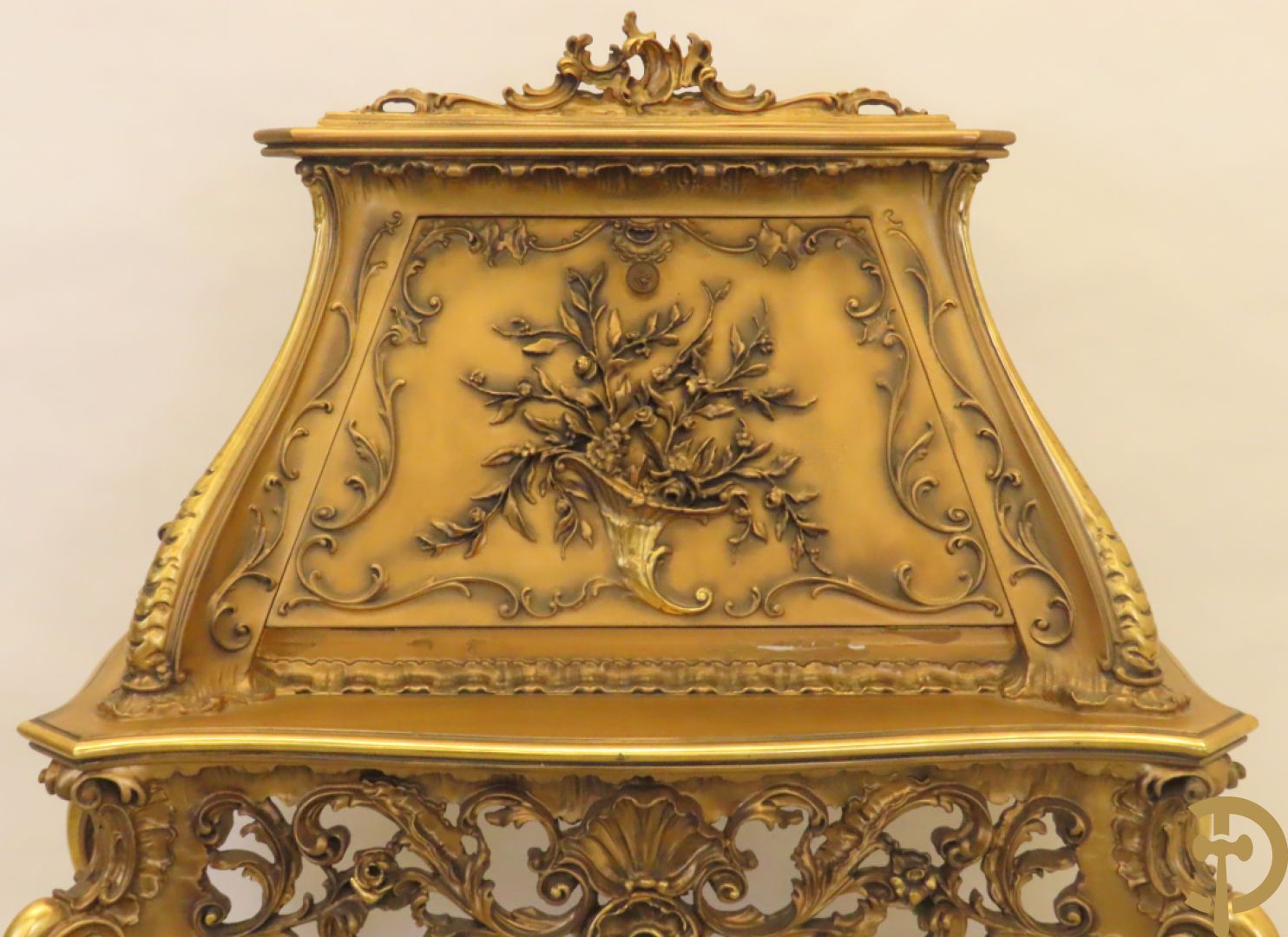 Uitzonderlijke vergulde bar met accanthusranken en bloemenmotieven op voluutvormige poten