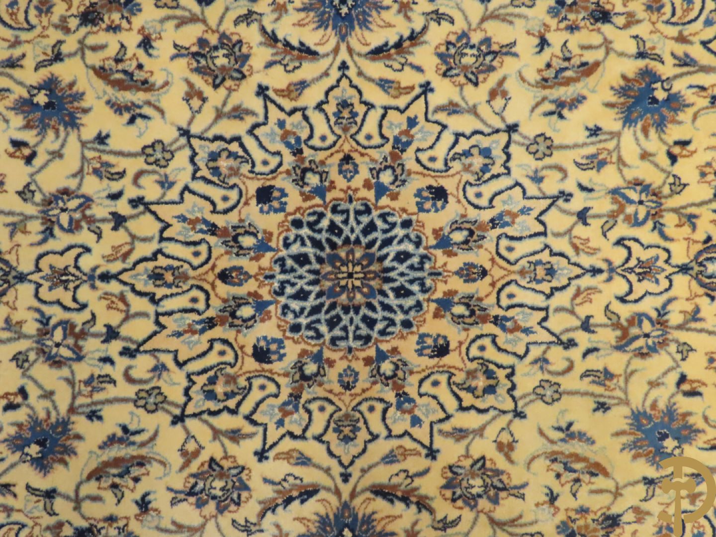 Oosters handgekonoopt tapijt Nain