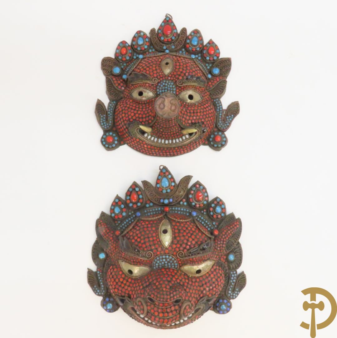 Paar Aziatische koperen maskers met cloisoné techniek