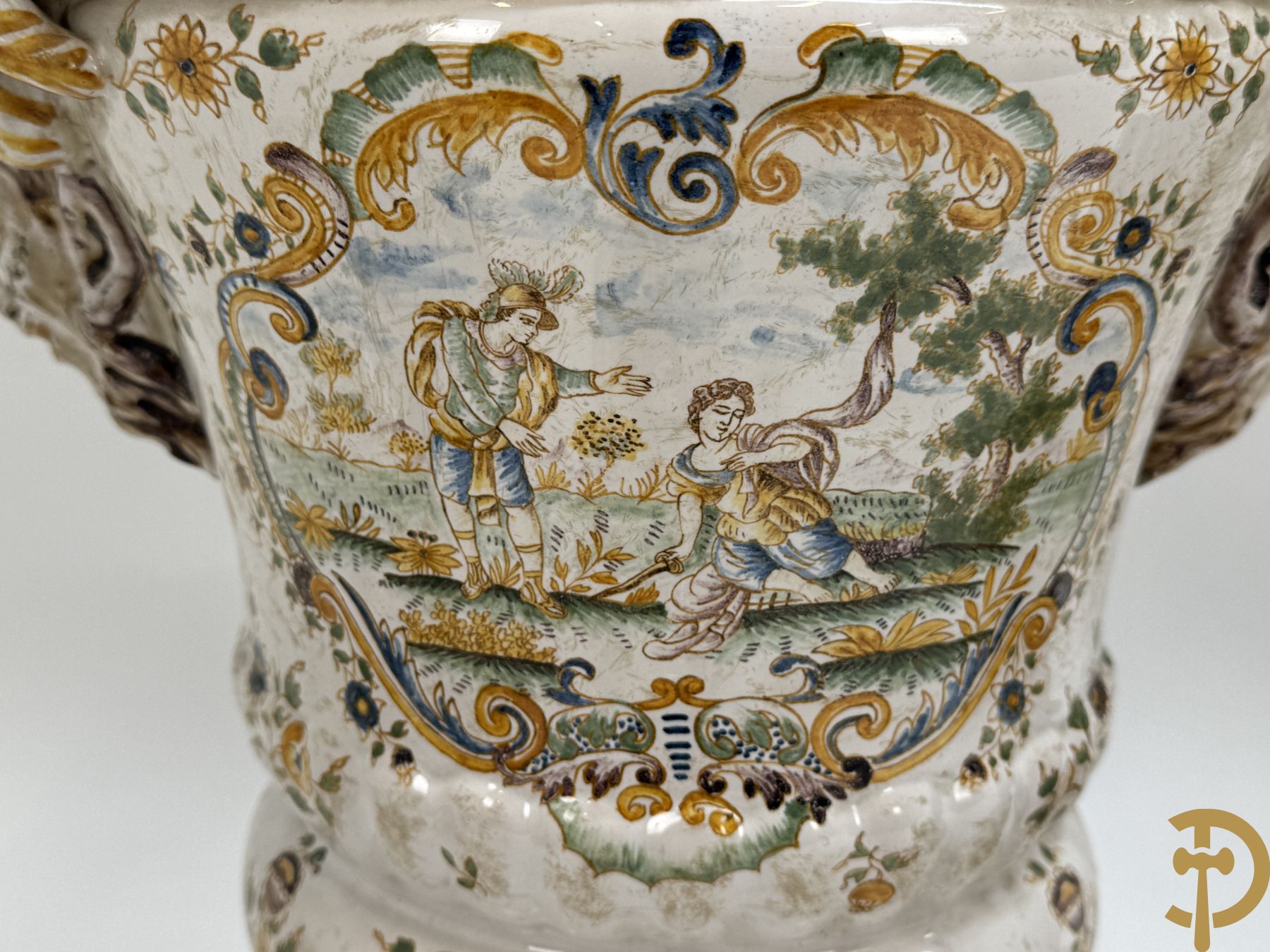 Paar Italiaanse meerkleurige dekselpotiches met geanimeerd decor en gehoornde kopen