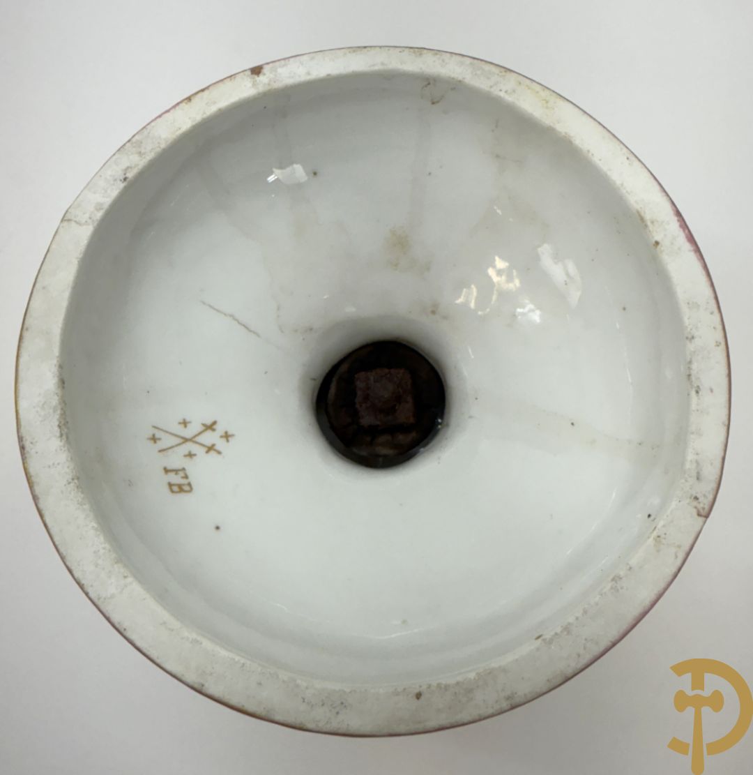 Franse porseleinen dekselpotiche bezet met decor van vogelmotieven en Louis XVI strikken, FB gemerkt