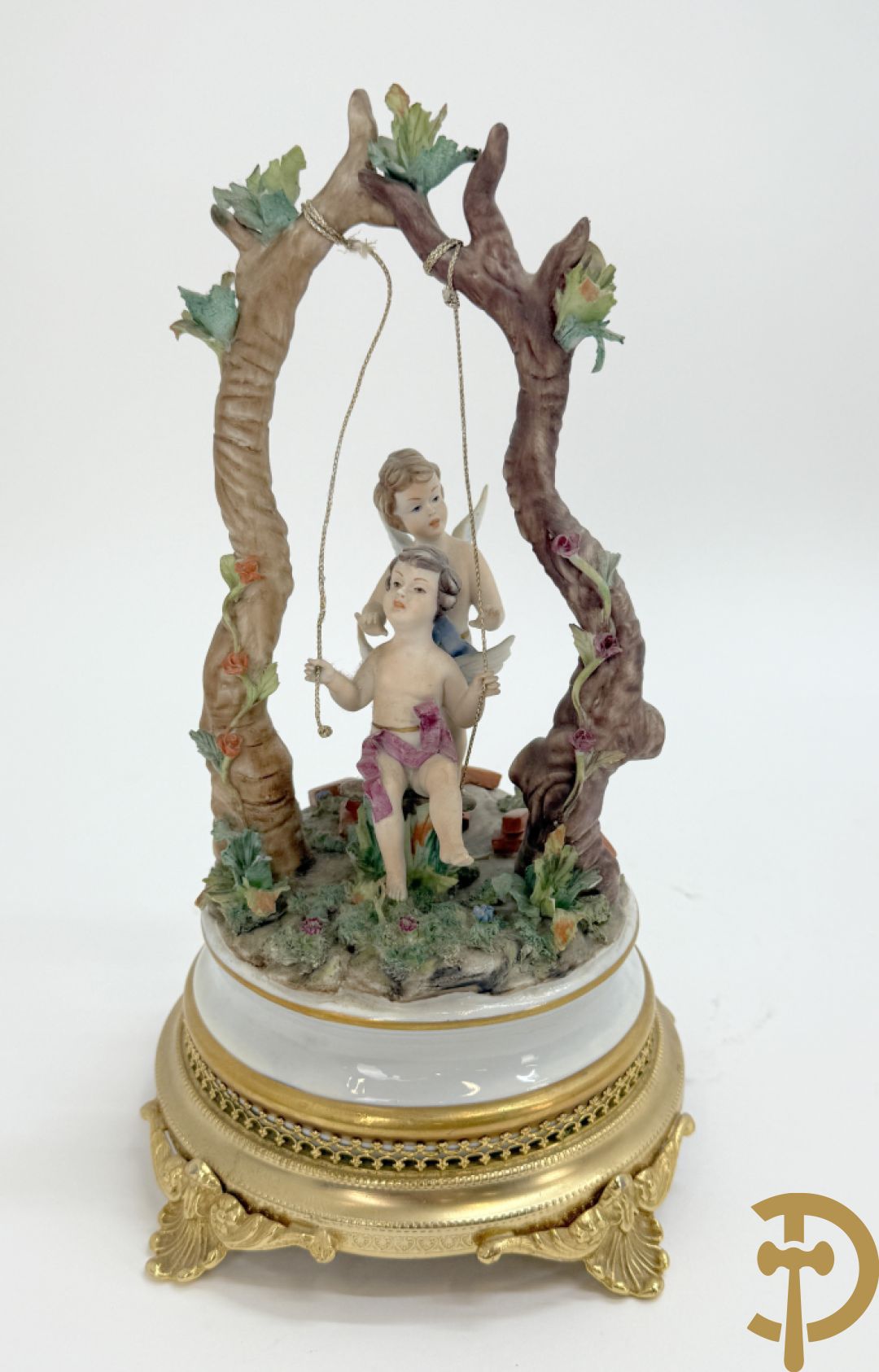 Zes porseleinen groepen Capo di Monte : Paarden met koets, oude man op bank, dame met kinderen, cupido