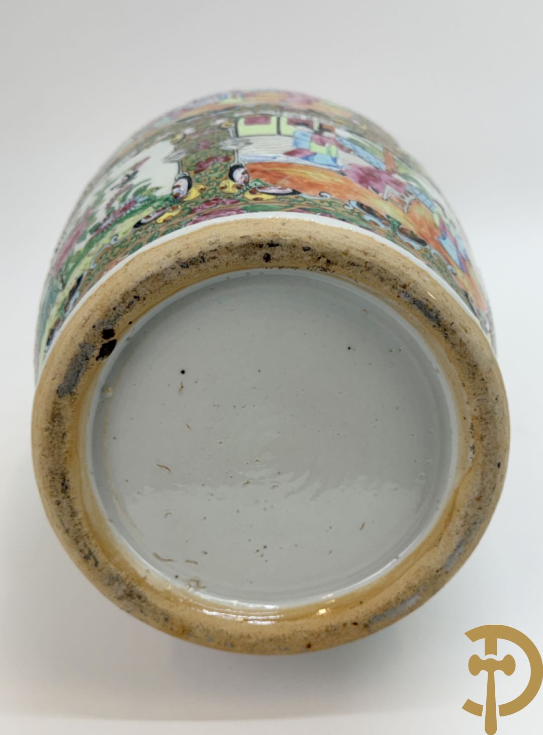 Chinese porseleinen Kanton vaas met geanimeerde taferelen en natuurdecor