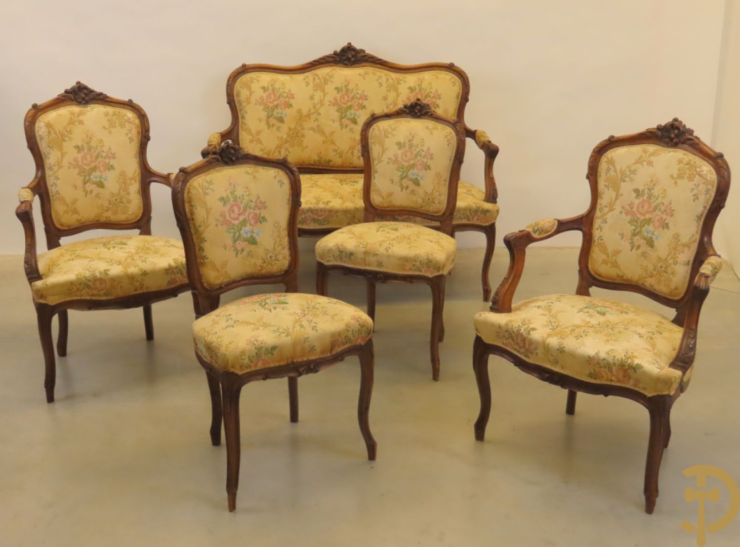 Vijfdelig Louis XV salonensemble in beuk bestaande uit tweezit, 2 armzetels en 2 stoelen