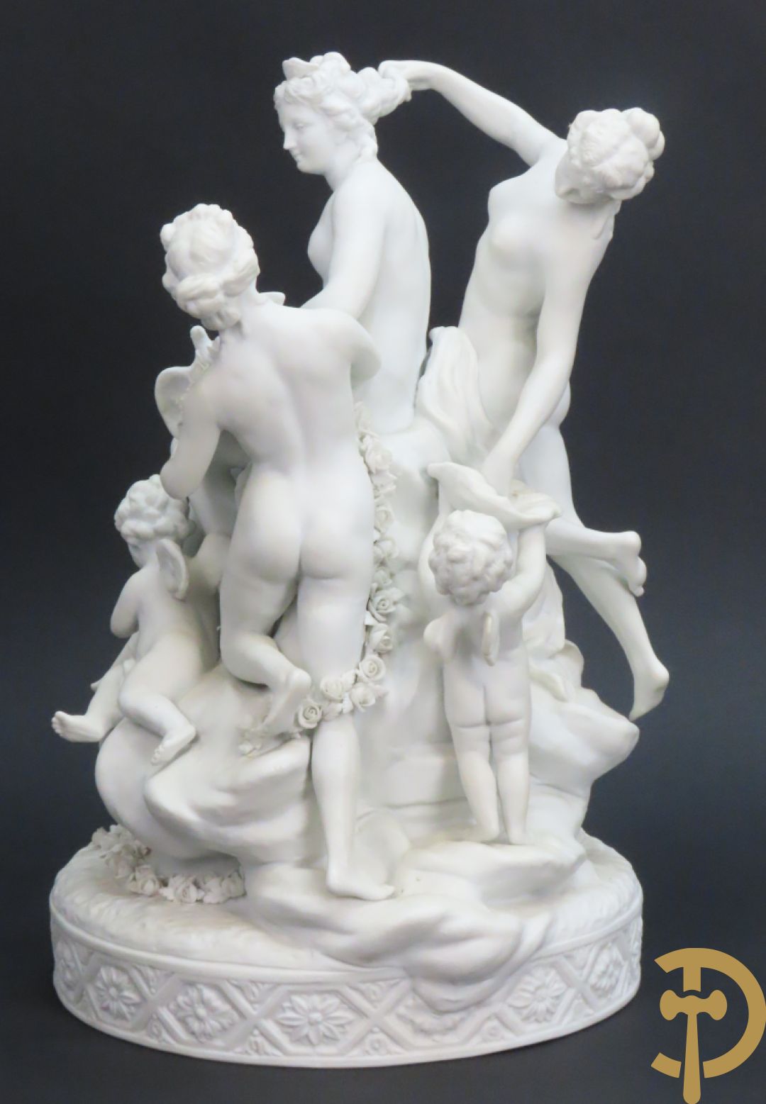 Porseleinen sierbeeld met 4 naakte dames en cupido bezet met bloemenkransen, Sèvres gemerkt
