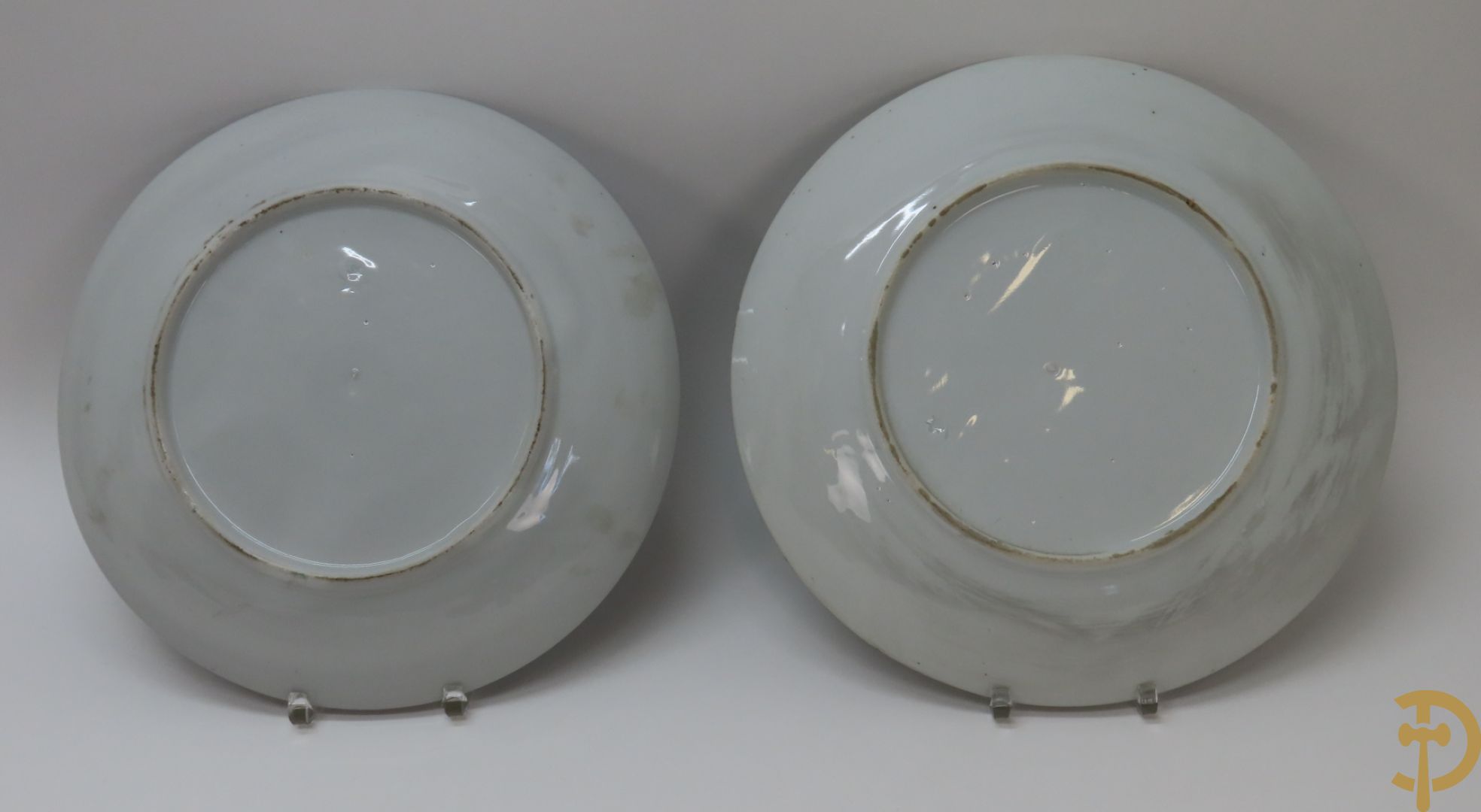 Paar porseleinen borden met vlinderdecor