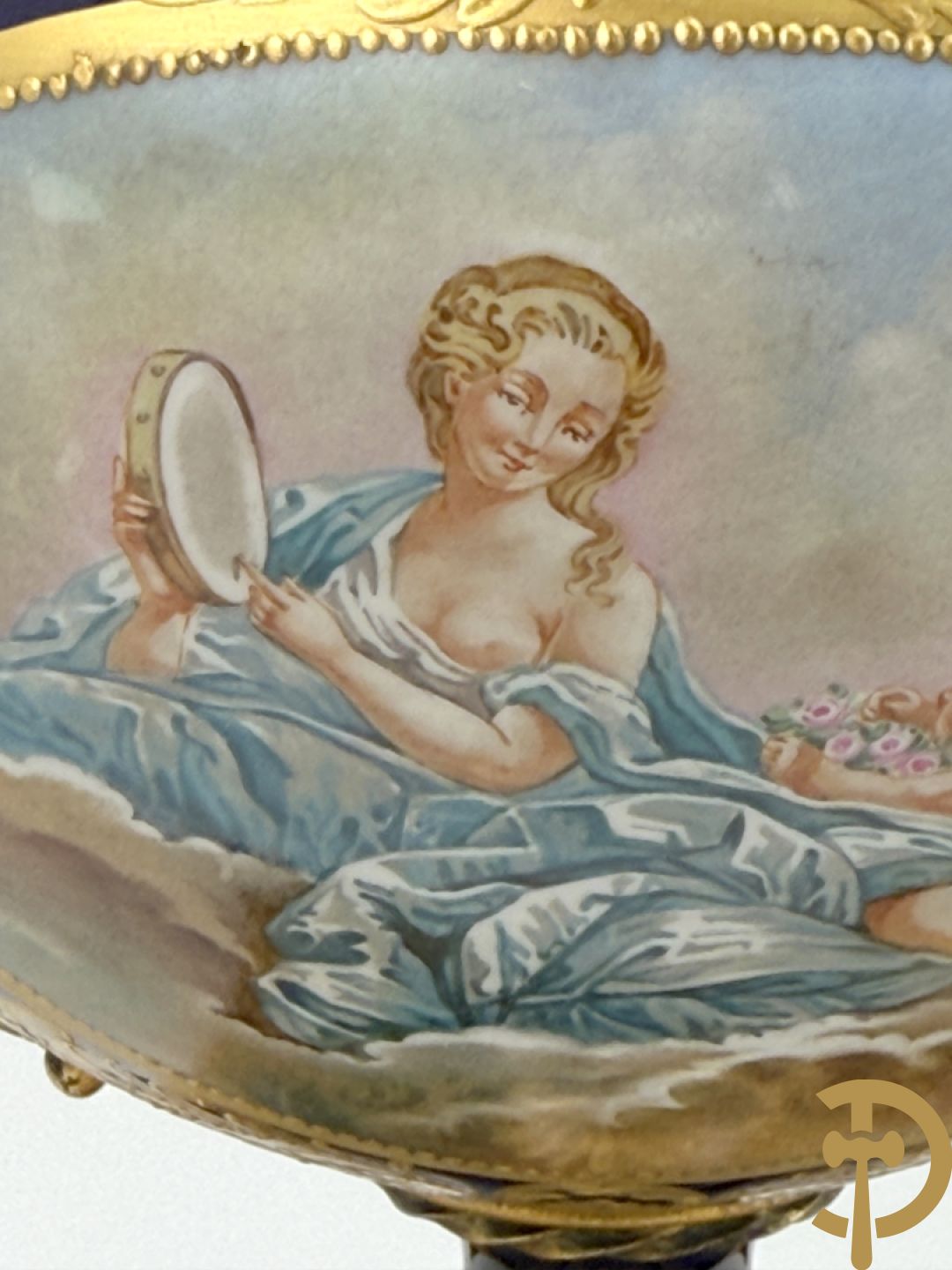 Paar porseleinen Sèvres cassolettes met handbeschilderd romantisch decor op blauwe fond, zijdelings met bronzen zwanen, Chateaux de Sceaux  gemerkt onderaan, Missant J. getekend