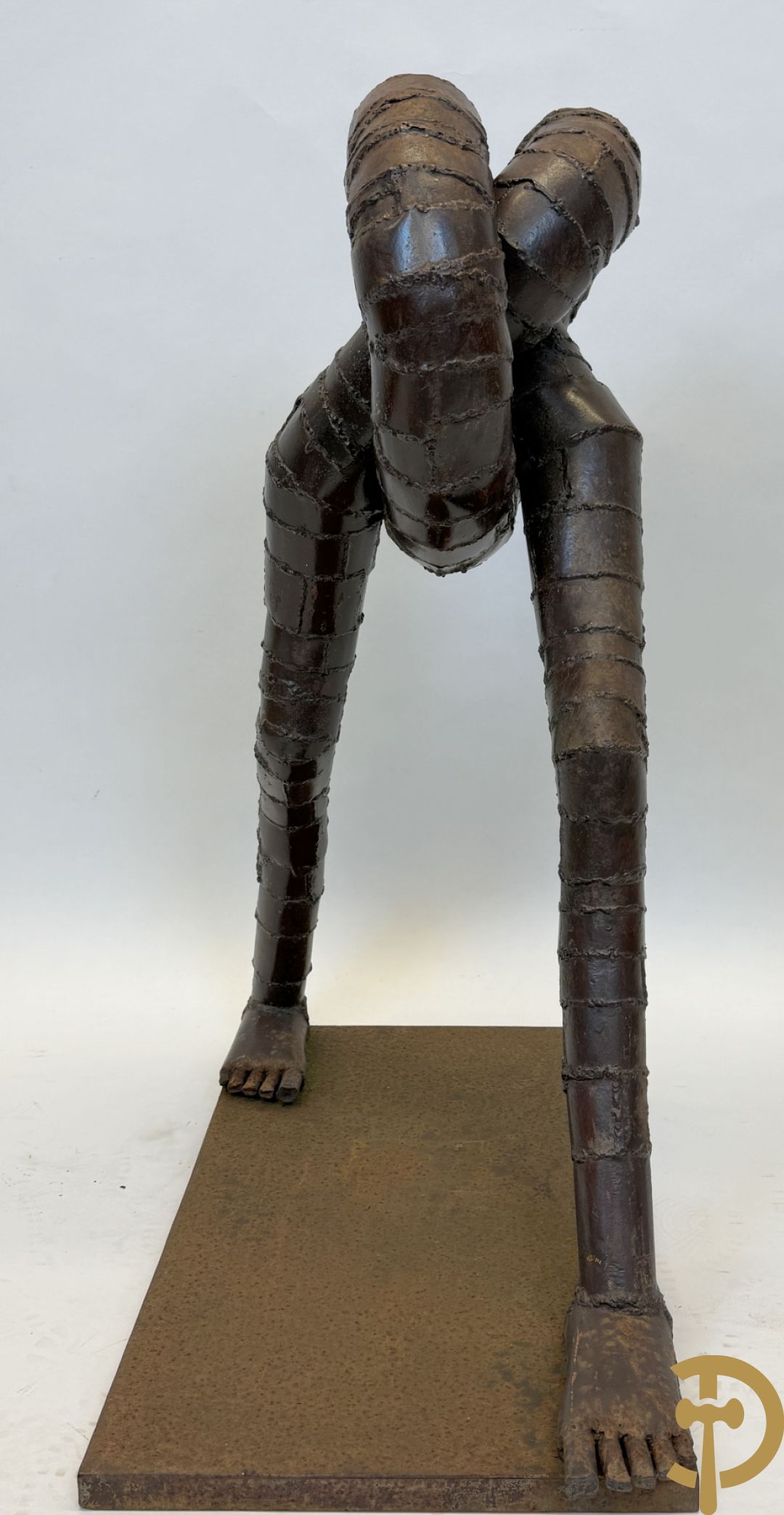 Moderne gepatineerde ijzersculptuur met verstrengelde benen