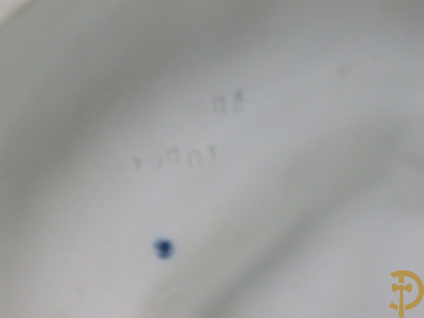 Paar Royal Dux personages van dame en heer bij de waterkraan, onderaan gemerkt en genummerd 10965 en 10563