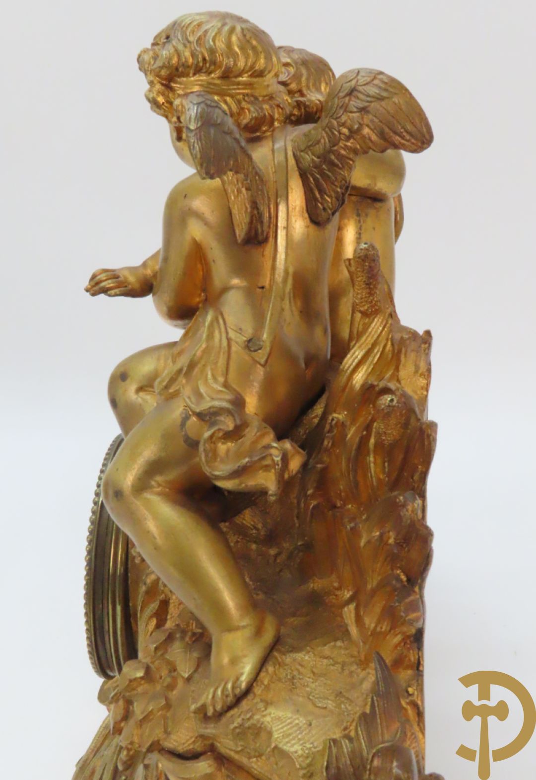 Bronzen schouwklok bezet met 2 cupido