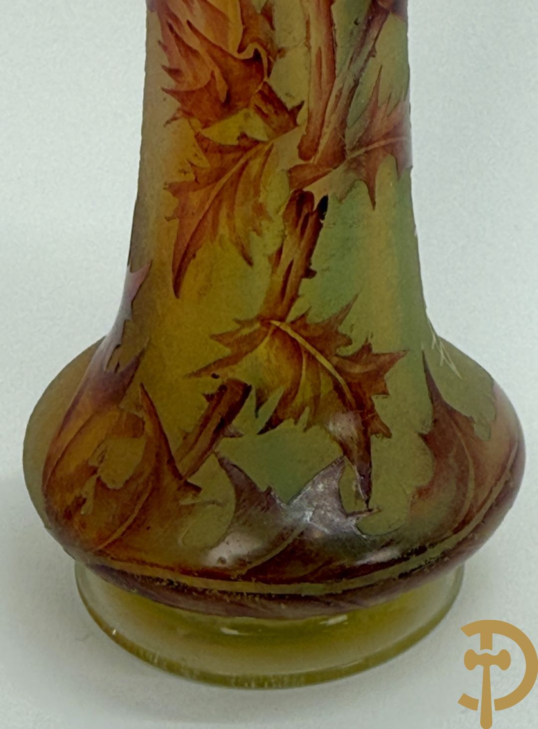 Vaasje in glaspasta met disteldecor, Daum Nancy getekend