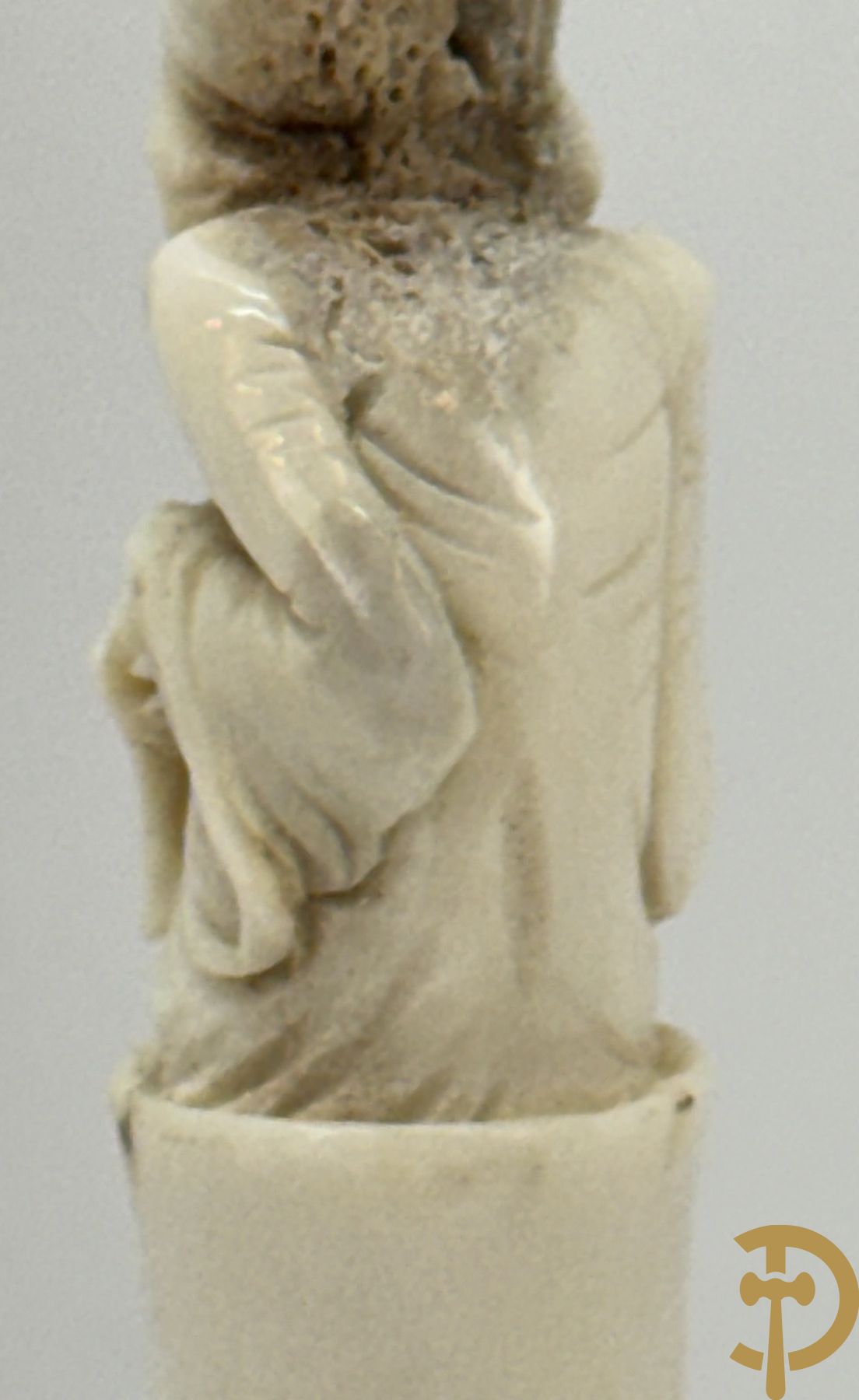 Twee handgesculpteerde hertegeweien in de vorm van een doodskop onder globe