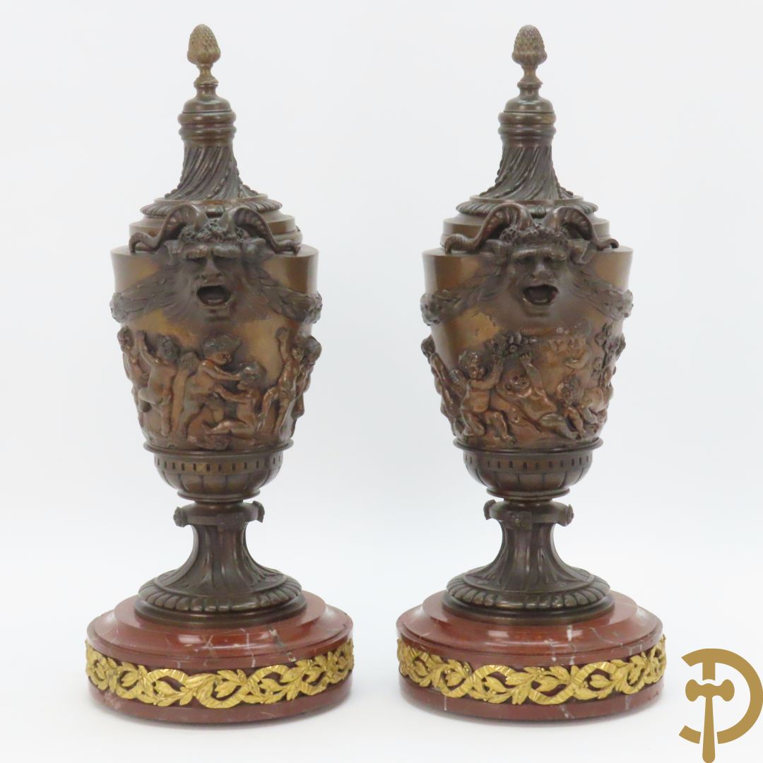 Paar bronzen cassolettes omgeven door dansende cupido