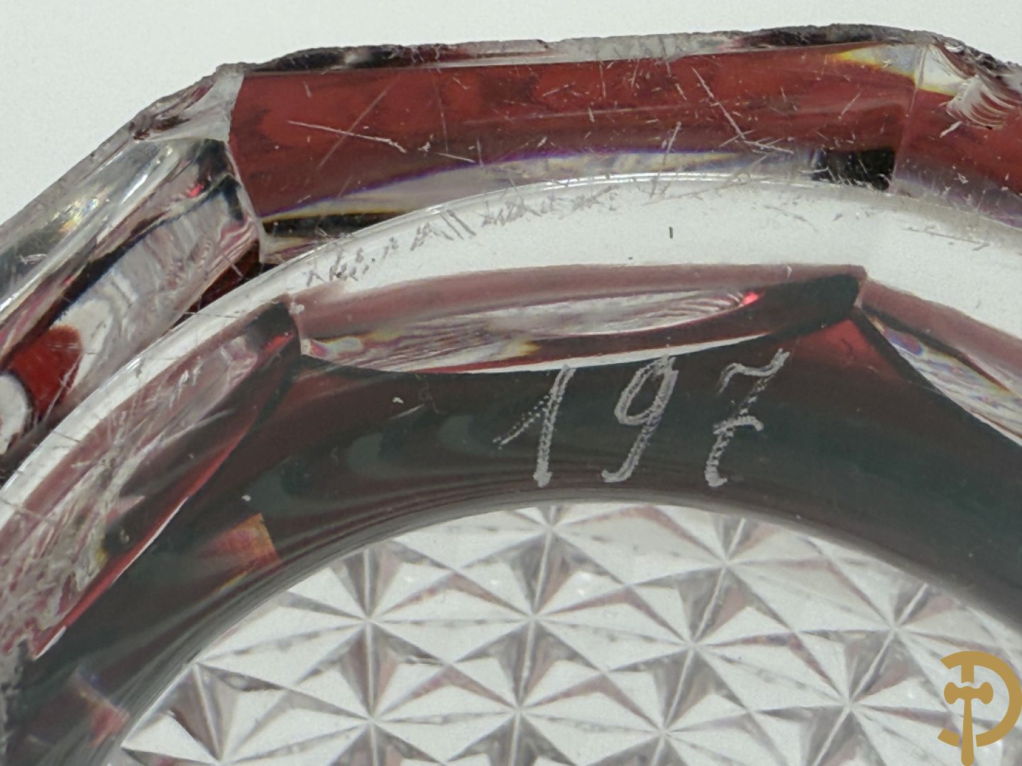 Gekleurde bolvormige kristallen handgeslepen Val-Saint-Lambert vaas, gemerkt 1197 + groene krsitallen Val-Saint-Lambert vaas + rode geslepen Val-Saint-Lambert vaas